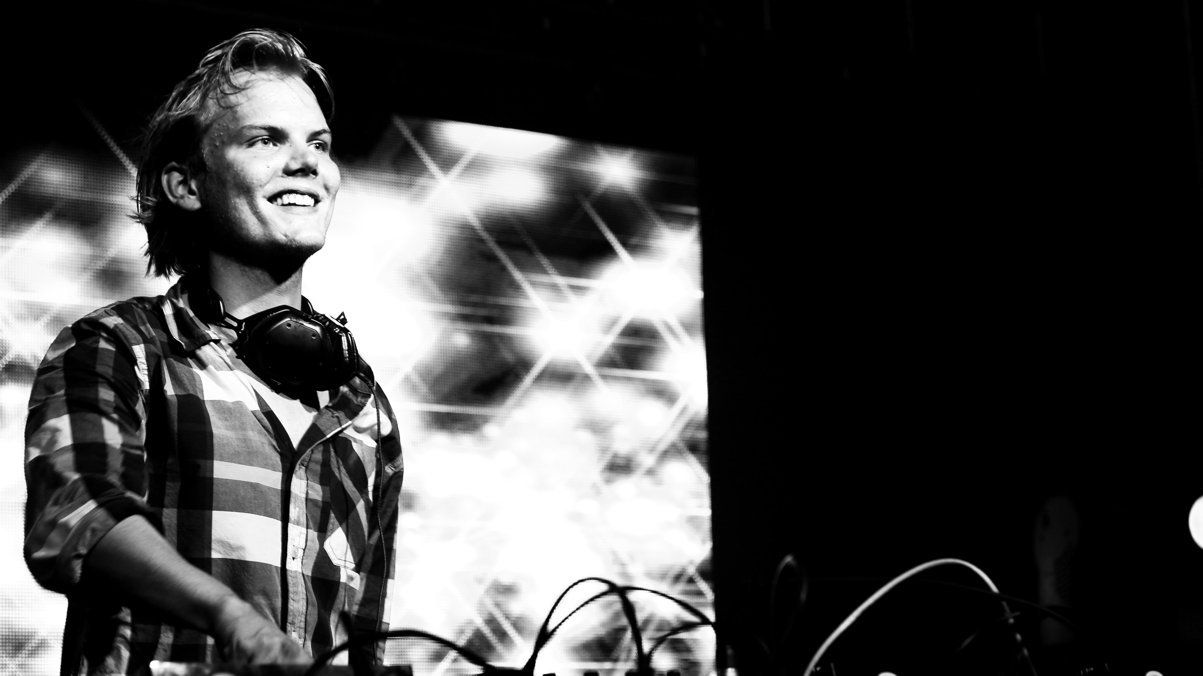 avicii wallpaper hd,prestazione,bianco e nero,musica,cantante,musica pop