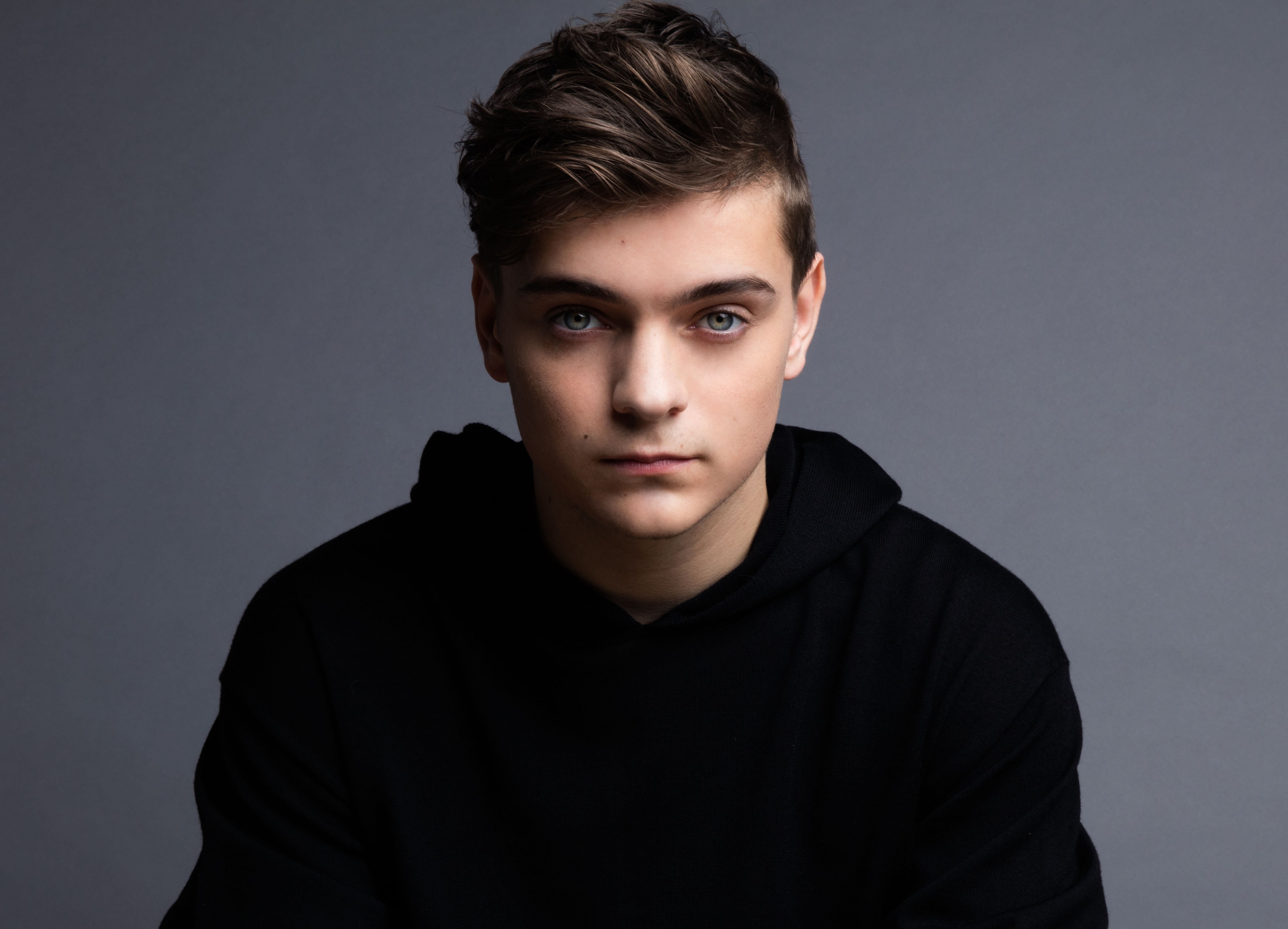 martin garrix 4k wallpaper,face,hair,cheek,forehead,eyebrow