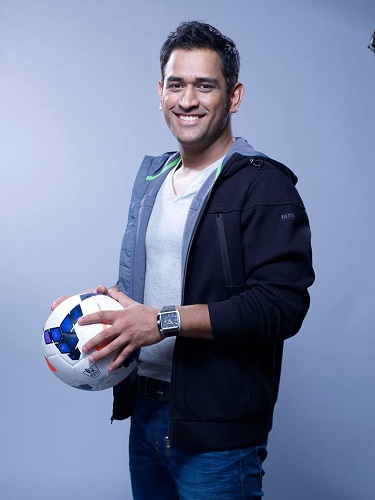 ms dhoni live wallpaper,fútbol americano,balón de fútbol,en pie,ropa de calle,fotografía