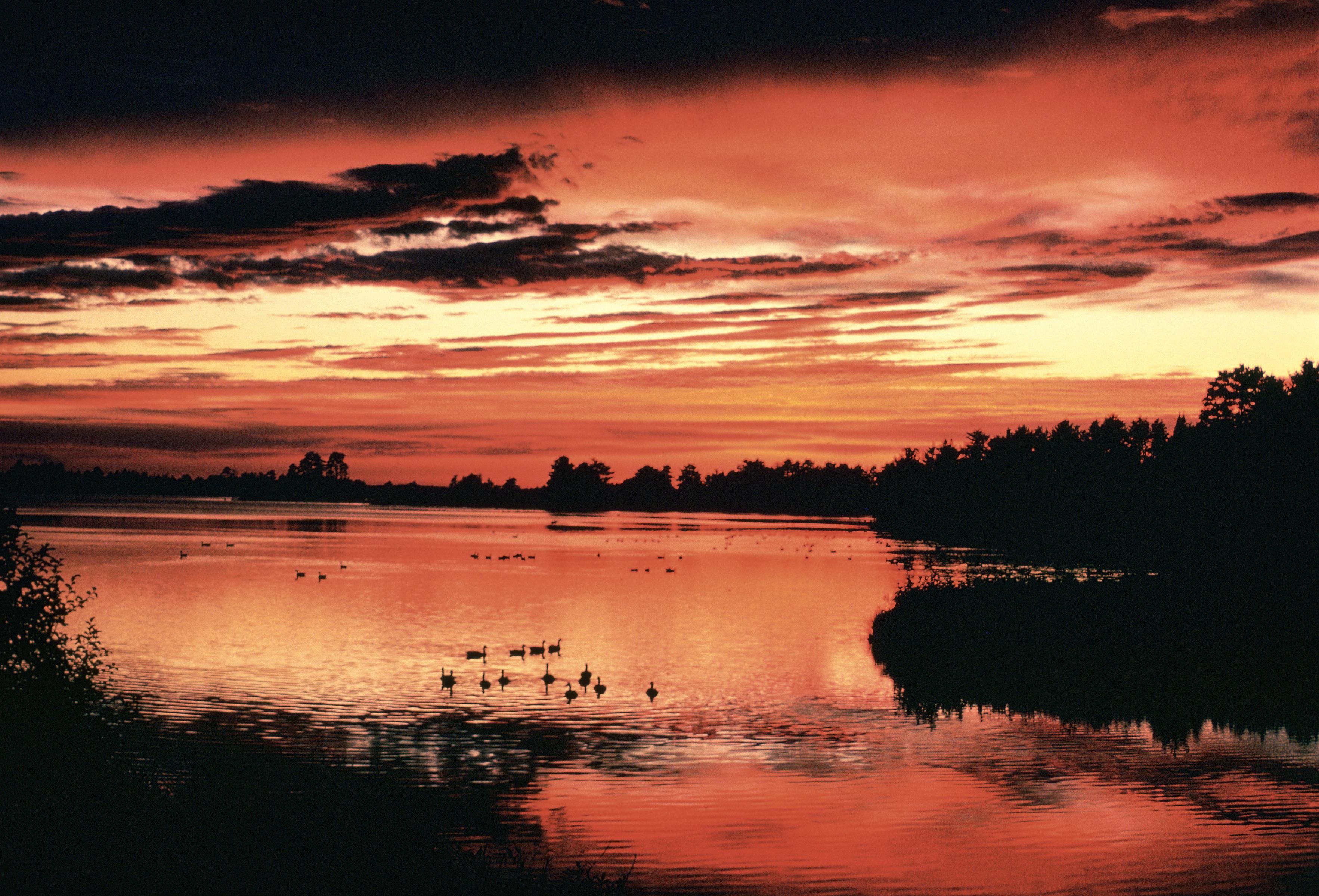 atardecer fondo de pantalla gratis,cielo,cuerpo de agua,paisaje natural,naturaleza,resplandor crepuscular