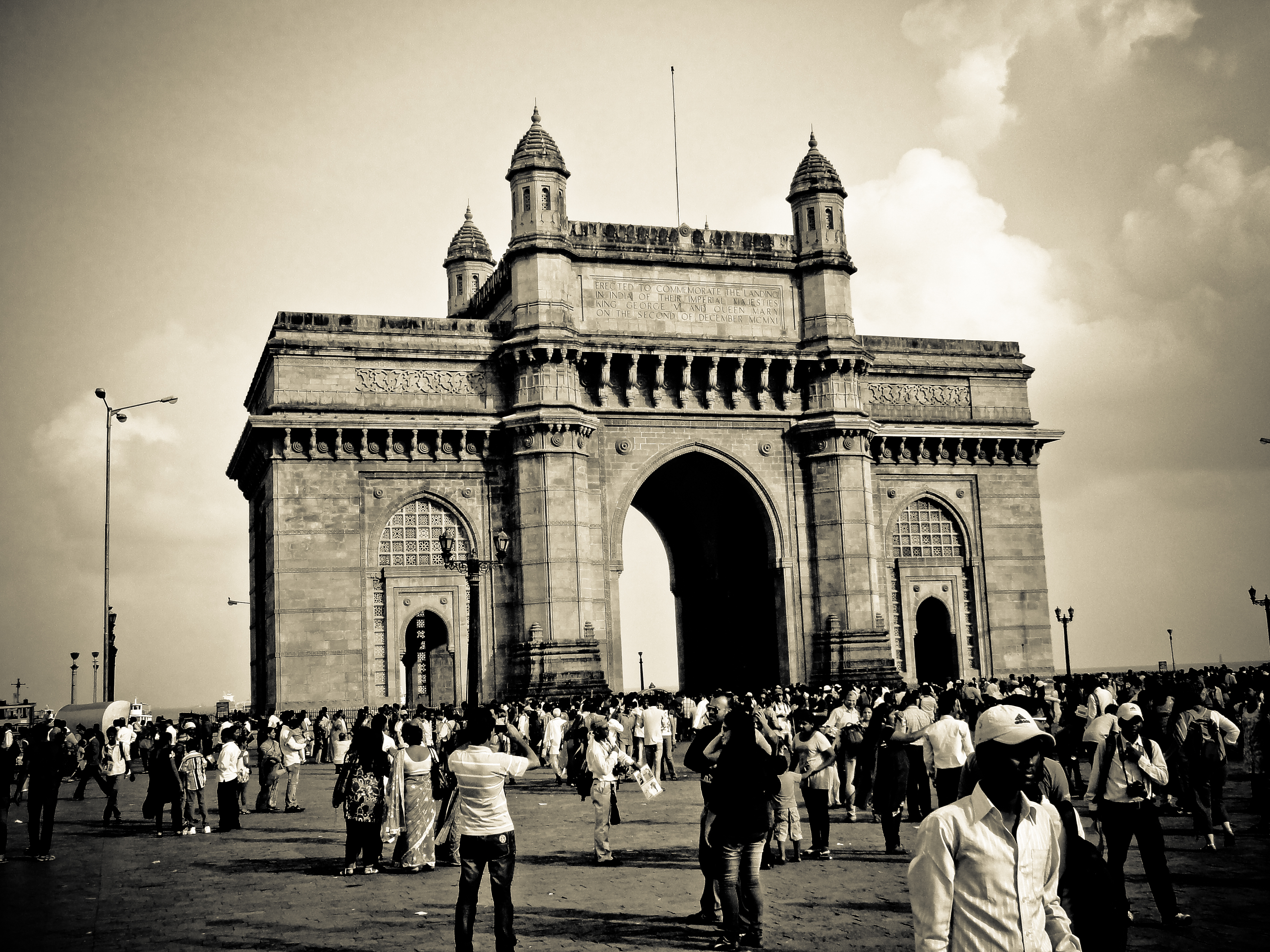 gateway of india wallpaper,arco,architettura,arco di trionfo,persone,bianco e nero