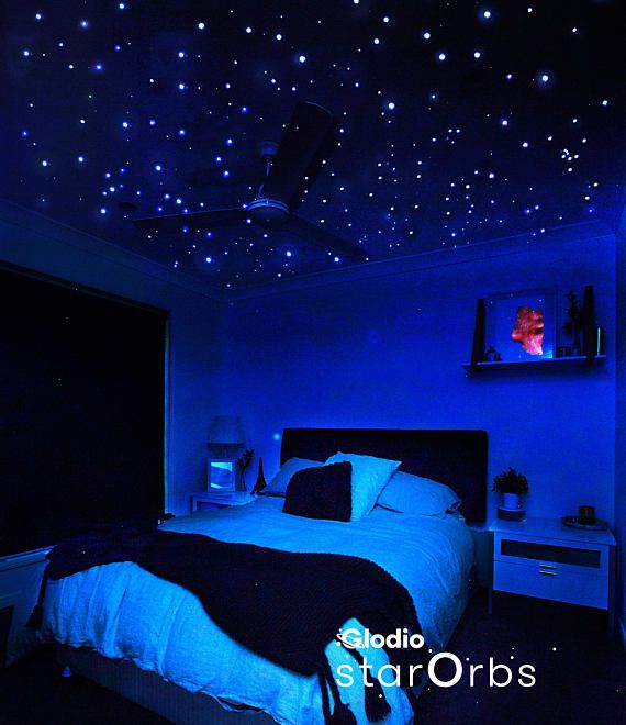 寝室の暗い壁紙で光る,天井,ルーム,ベッド,点灯,青い