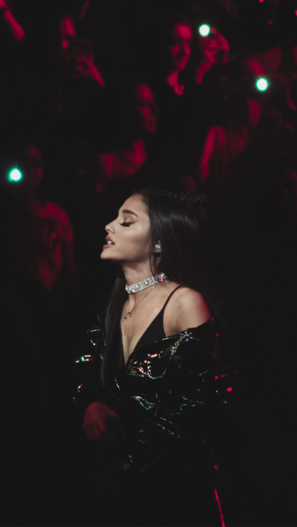 carta da parati ariana grande tumblr,prestazione,buio,cantante,musica,performance art