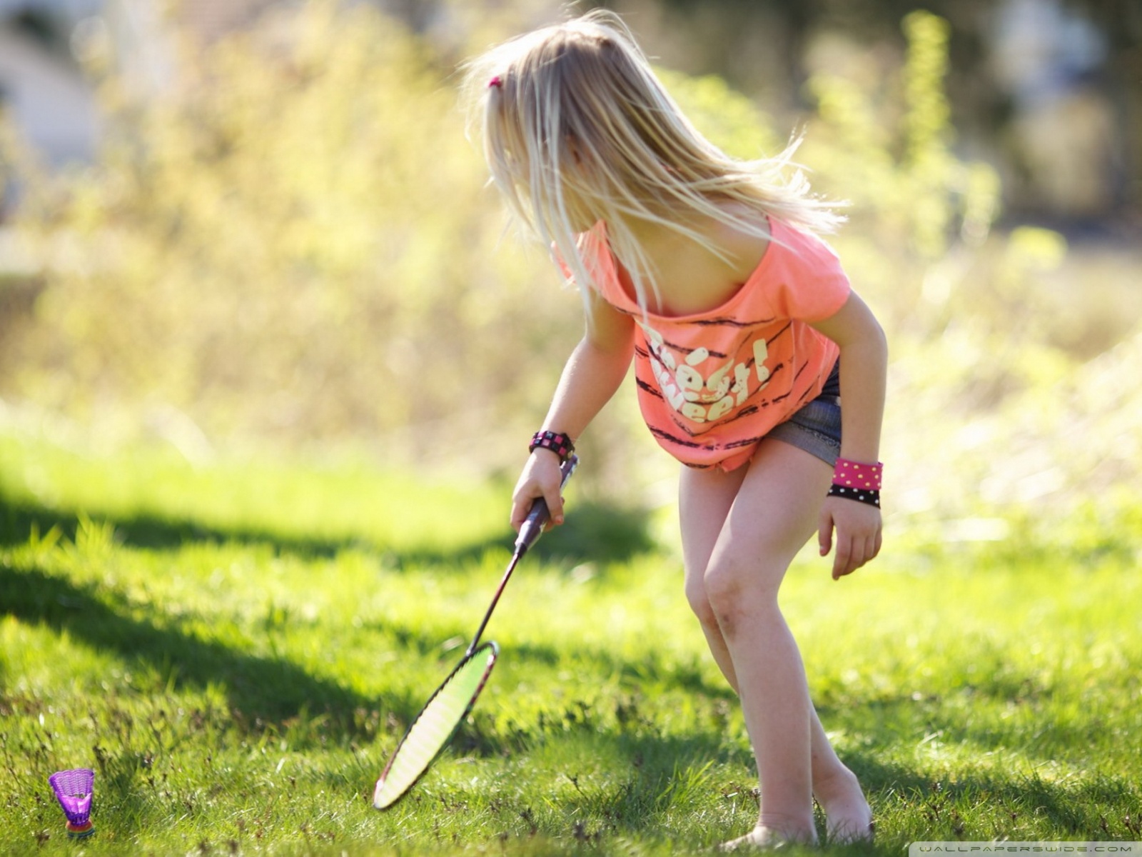 スポーツ少女の壁紙,草,演奏する,子,楽しい,日光