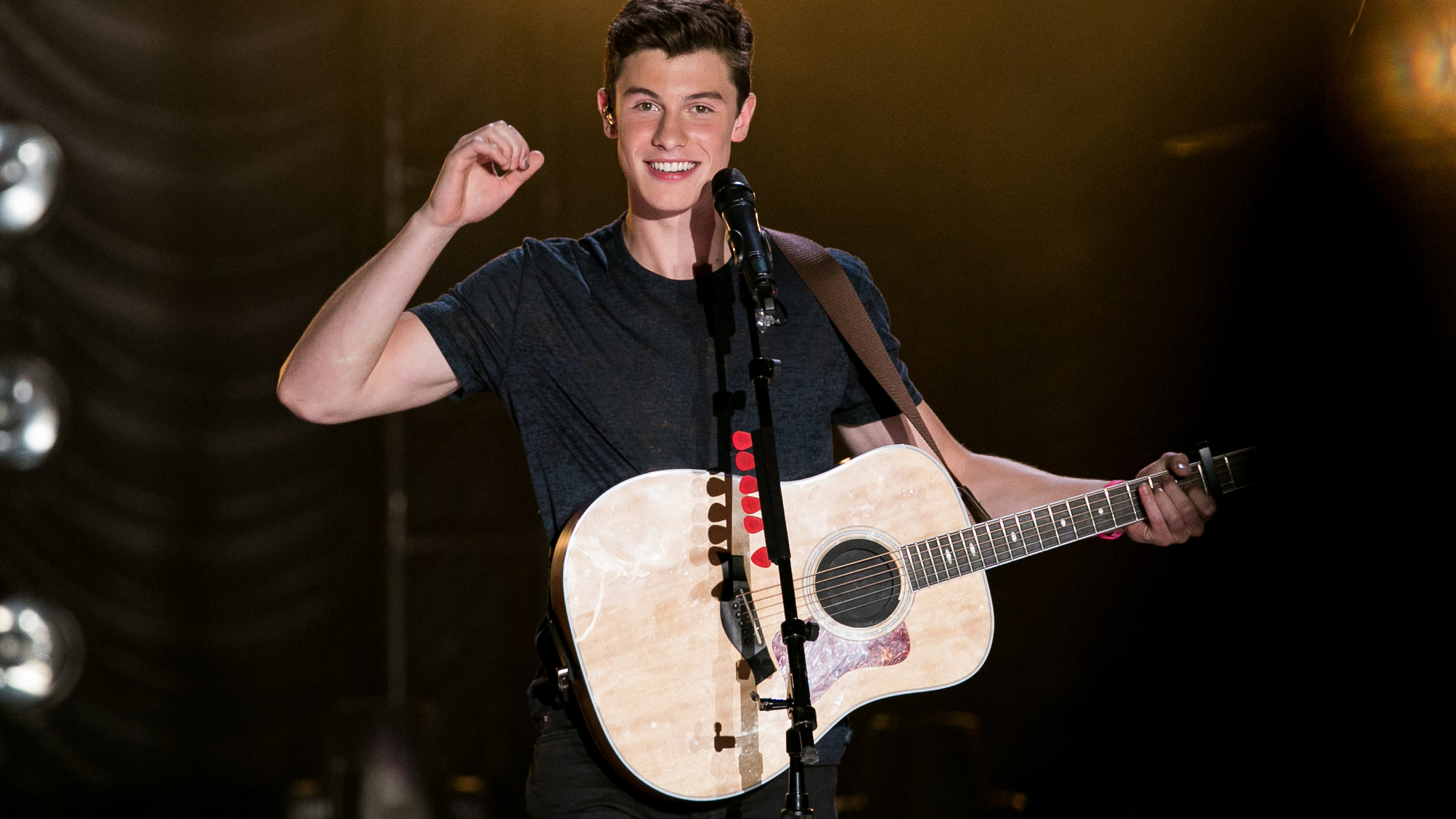 shawn mendes fond d'écran hd,guitare,guitariste,musicien,instrument de musique,instruments à cordes pincées