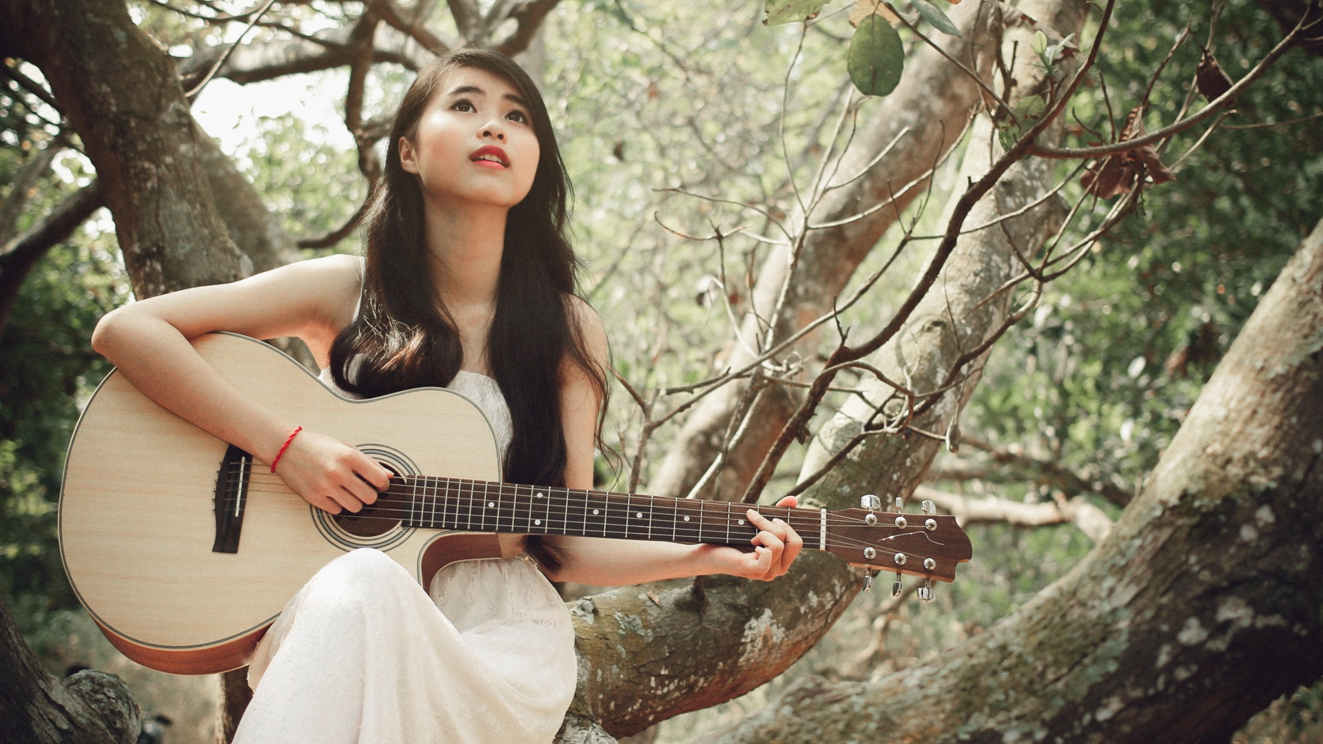 fond d'écran guitare fille,guitare,instruments à cordes pincées,instrument de musique,musicien,guitariste