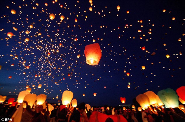 chinese lantern wallpaper,lantern,lighting,sky,atmosphere,crowd