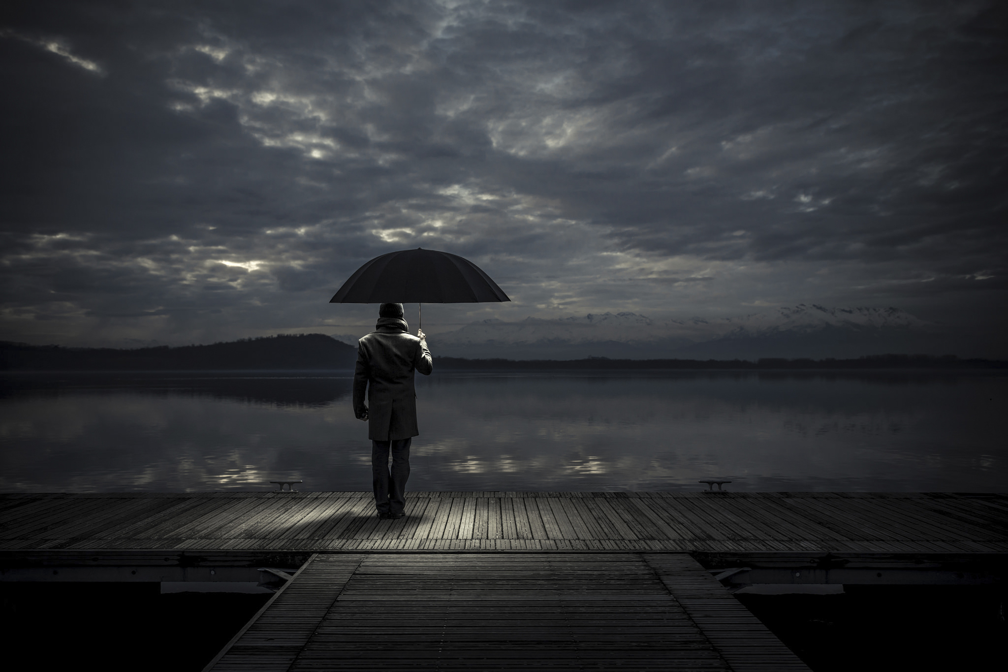 fond d'écran homme seul,ciel,noir,parapluie,l'eau,noir et blanc