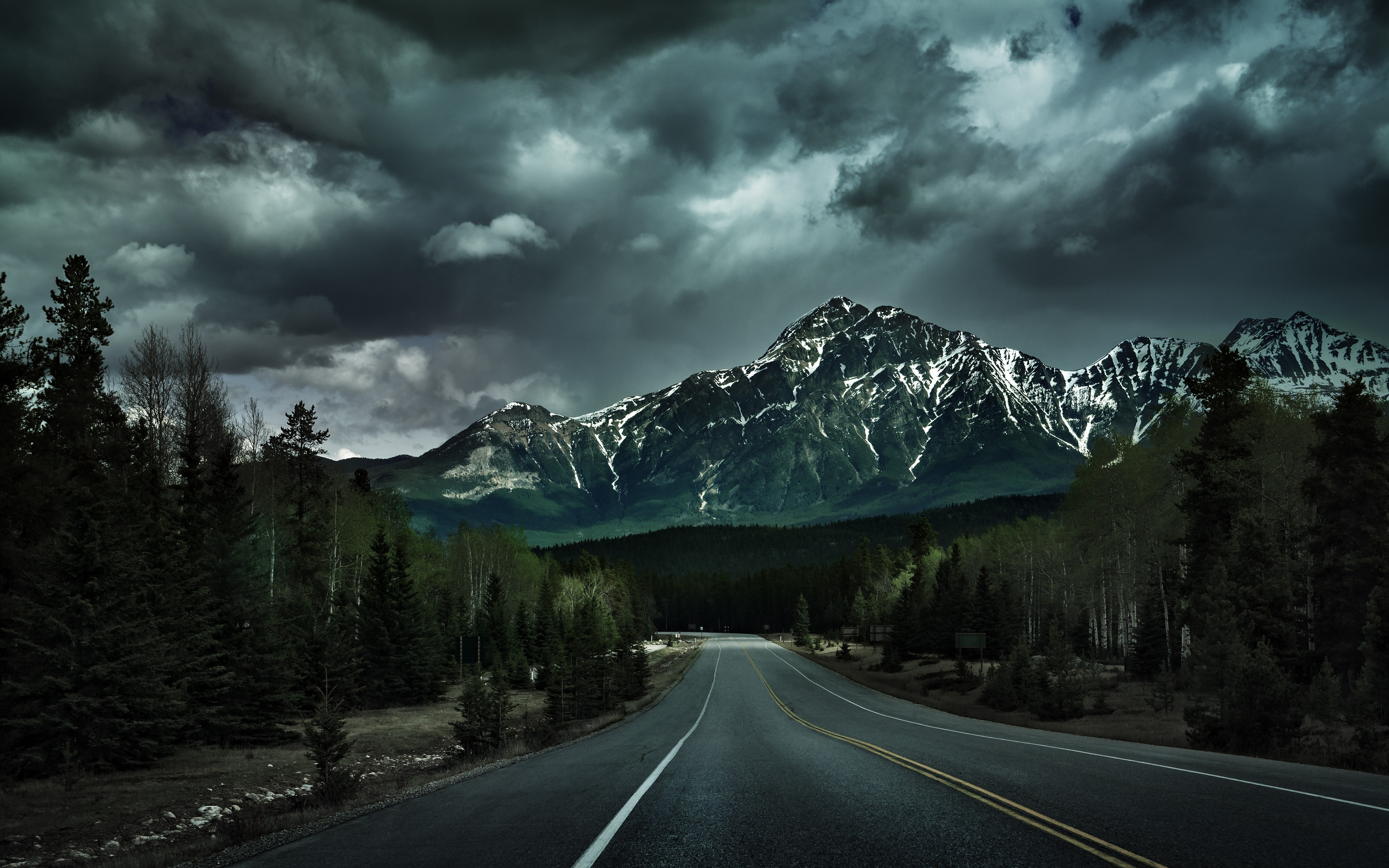 暗い道の壁紙,空,道路,自然,山,自然の風景