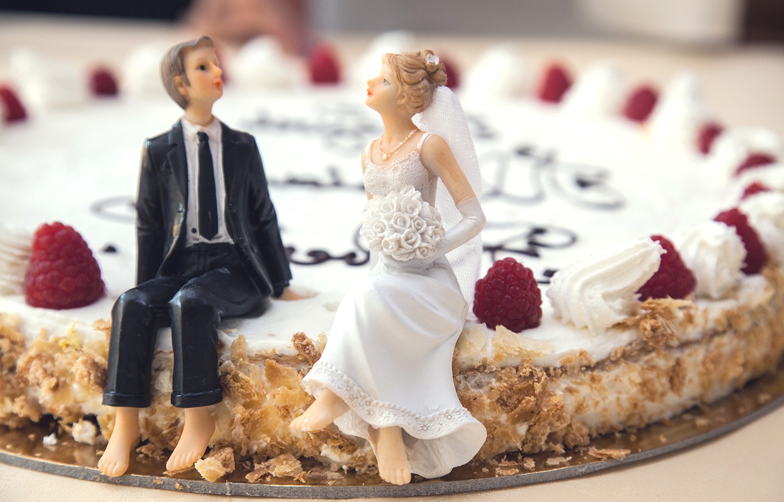 결혼 한 커플 벽지,음식,케이크,torte,디저트,웨딩 케이크