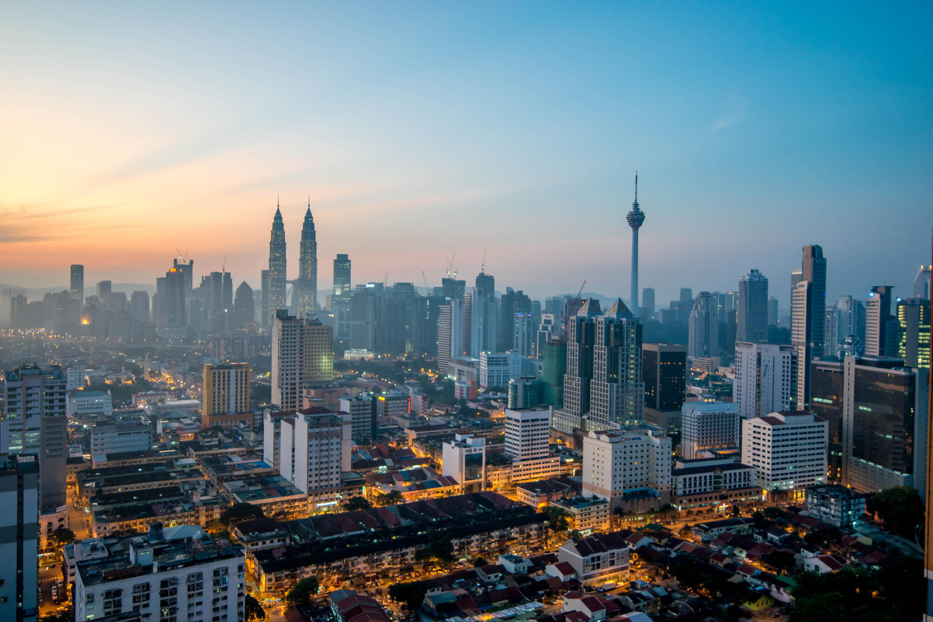 fond d'écran klcc,paysage urbain,ville,zone métropolitaine,zone urbaine,gratte ciel