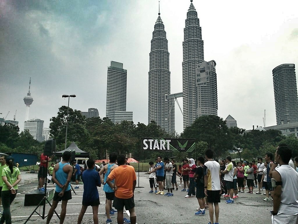 fond d'écran klcc,zone métropolitaine,zone urbaine,gratte ciel,ville,gens