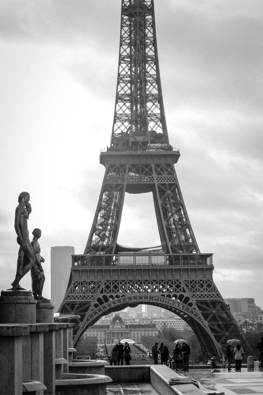 carta da parati di parigi in bianco e nero,torre,monumento,architettura,bianco e nero,fotografia in bianco e nero