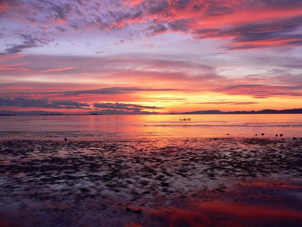 fondo de pantalla de praia,cielo,resplandor crepuscular,horizonte,cielo rojo en la mañana,puesta de sol