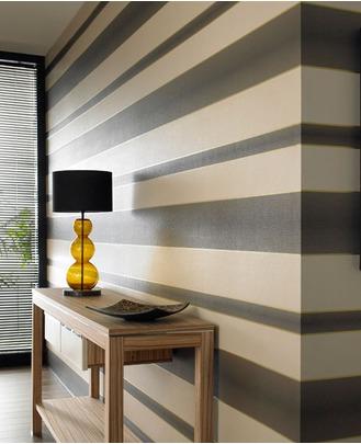 黒とクリーム色の縞模様の壁紙,家具,ルーム,インテリア・デザイン,壁,棚