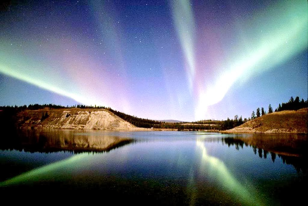 aurores boréales fonds d'écran animés,ciel,la nature,paysage naturel,réflexion,aurore