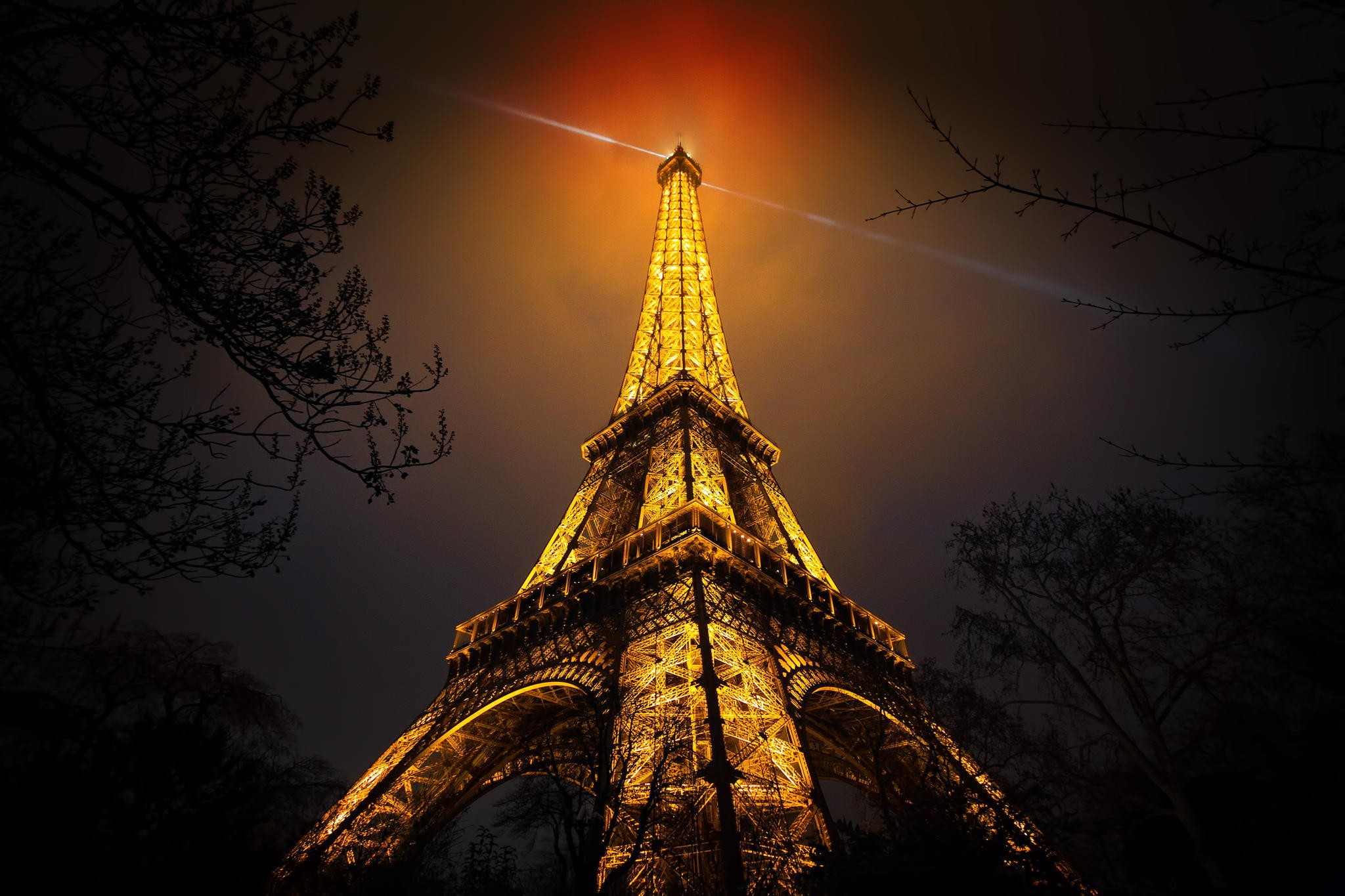 torre eiffel en la noche fondo de pantalla,cielo,torre,noche,amarillo,aguja