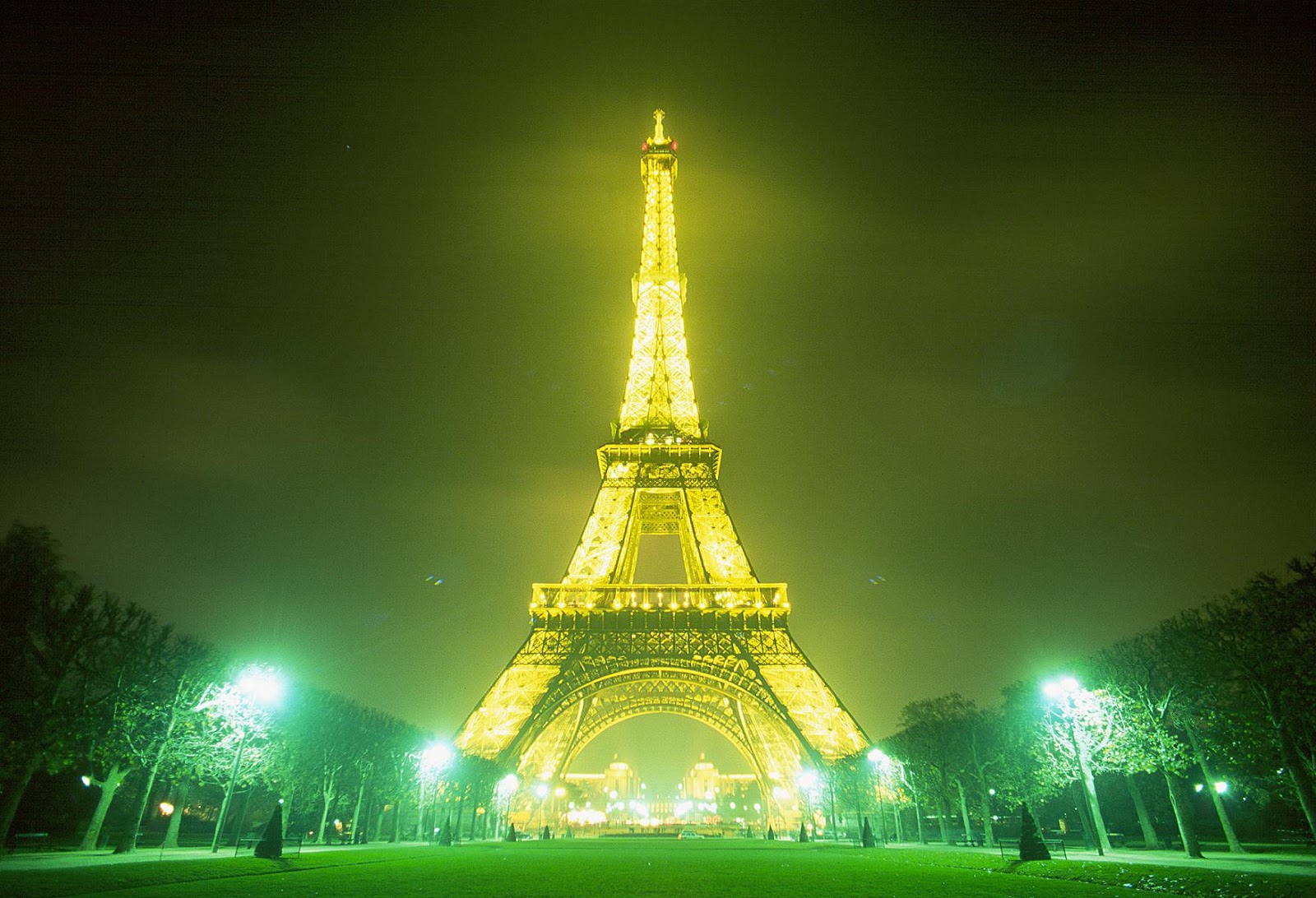 torre eiffel en la noche fondo de pantalla,verde,torre,ligero,cielo,noche