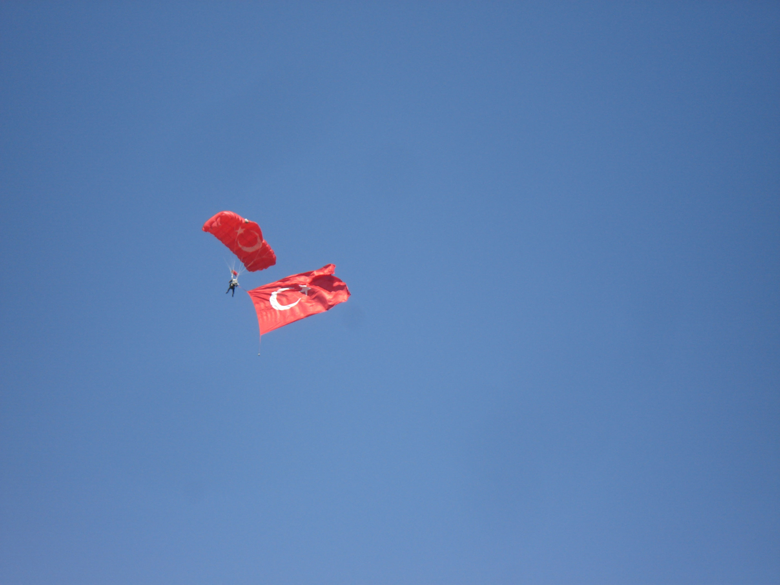 türk bayrağı wallpaper hd 3d,sky,parachute,red,air sports,parachuting