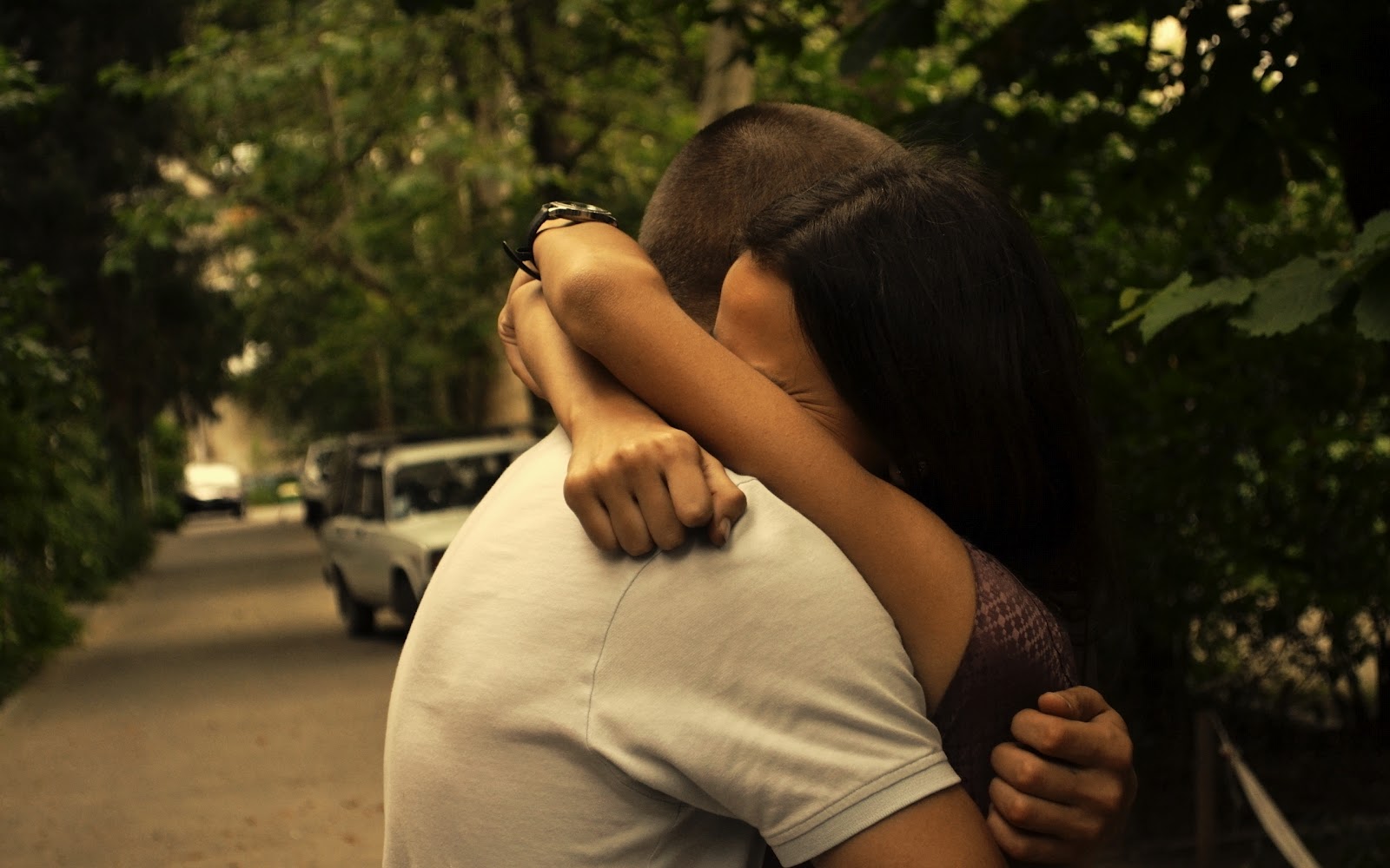 hugs et bisous chauds fonds d'écran,épaule,main,cheveux noirs,la photographie,arbre