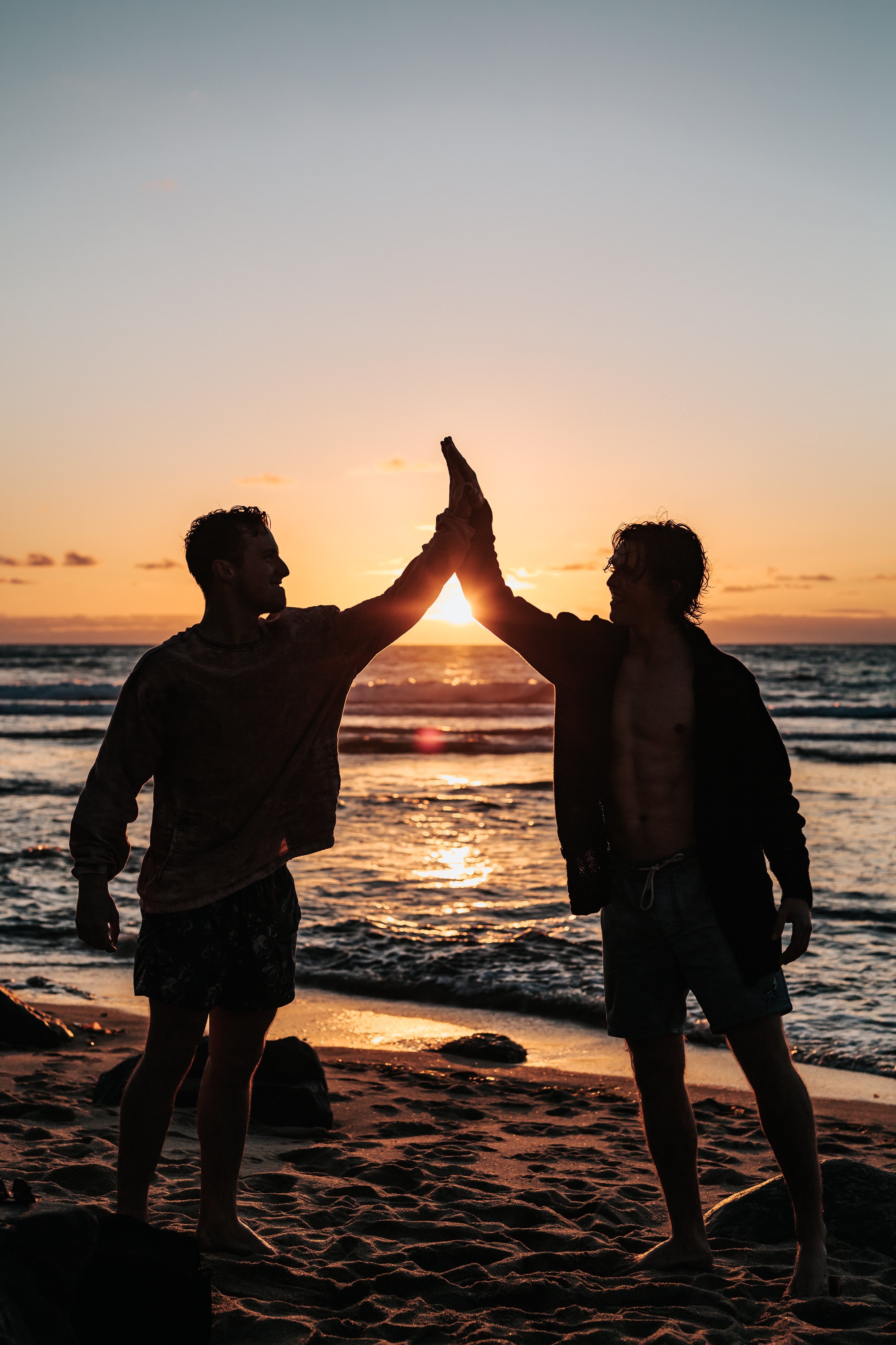 sfondi mani amicizia,gente sulla spiaggia,orizzonte,tramonto,cielo,divertimento