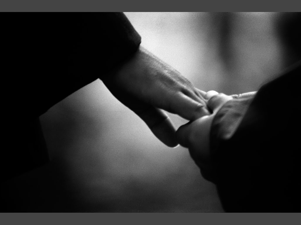 hand in hand wallpaper,photograph,black,white,monochrome photography,black and white