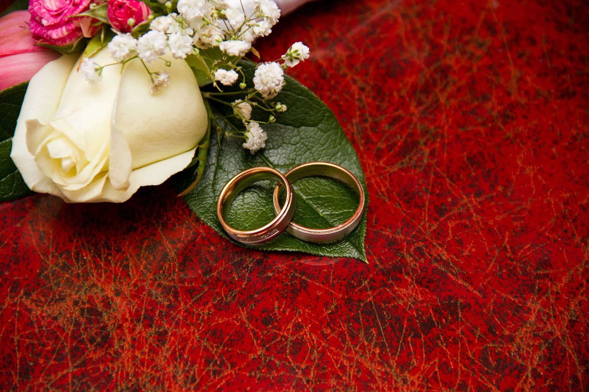 fond d'écran cérémonie anneau,rouge,cérémonie de mariage,alliance,des lunettes,fleur