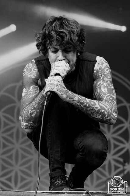 sfondo di oliver sykes,fotografia,prestazione,bianco e nero,cantante,cantando