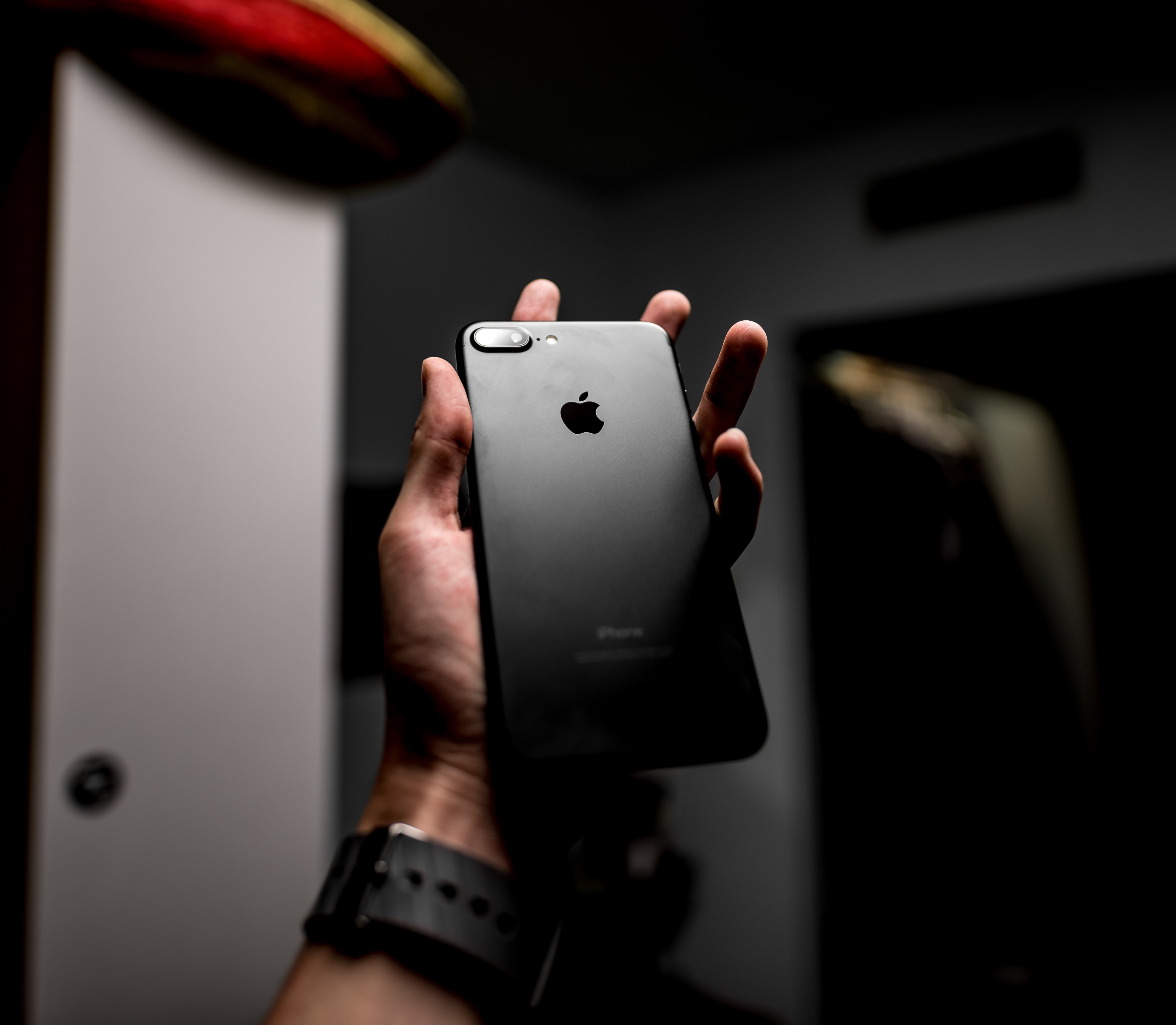 fondo de pantalla negro iphone,artilugio,tecnología,teléfono inteligente,fotografía,mano