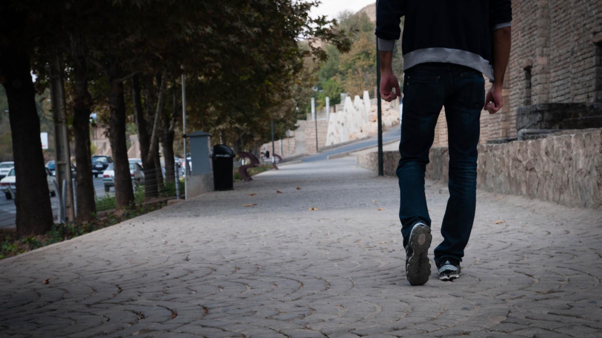 carta da parati ragazzo di pericolo,calzature,strada,a piedi,fotografia,asfalto