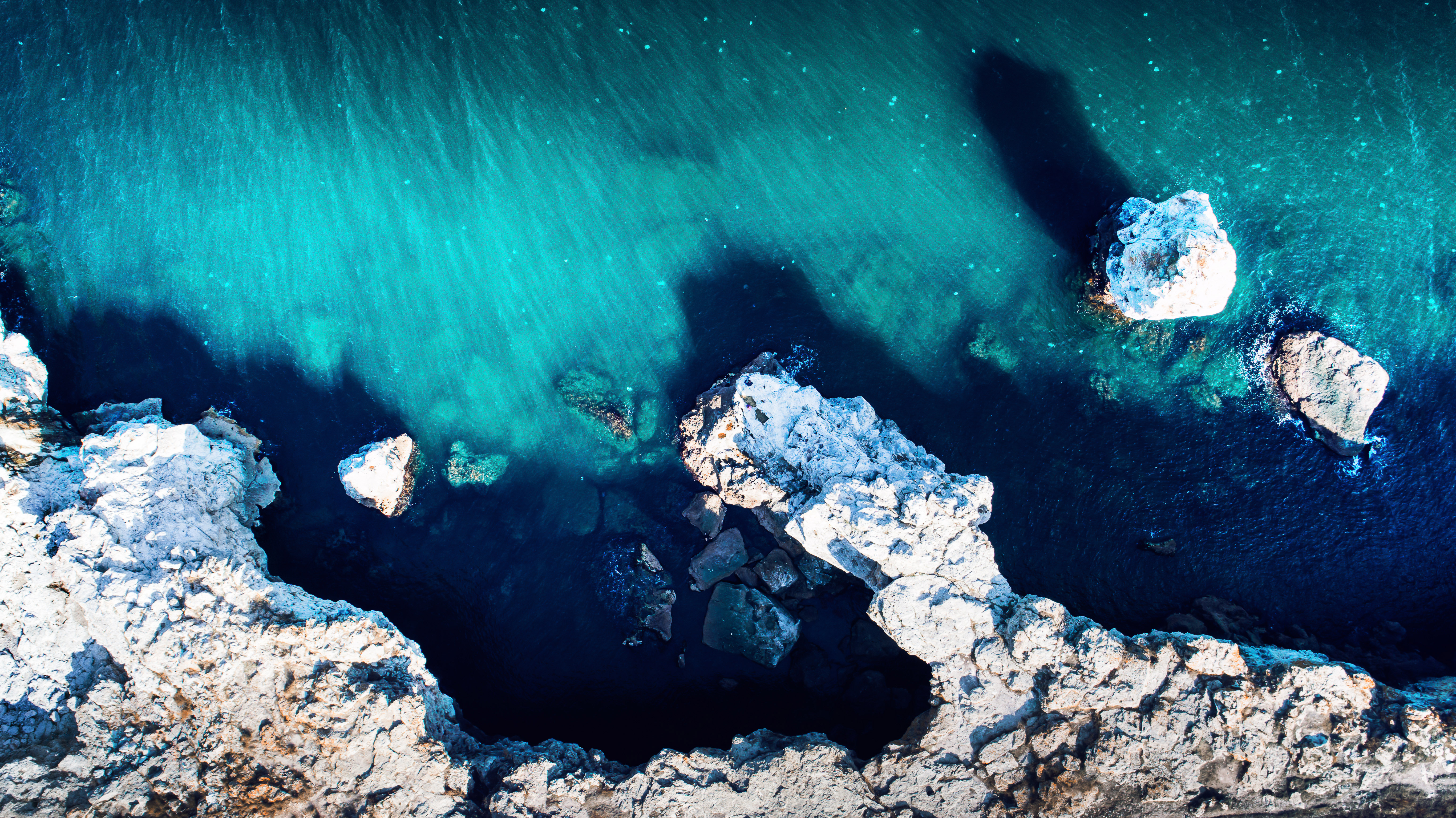 fond d'écran drone hd,bleu,l'eau,roche,mer,la photographie