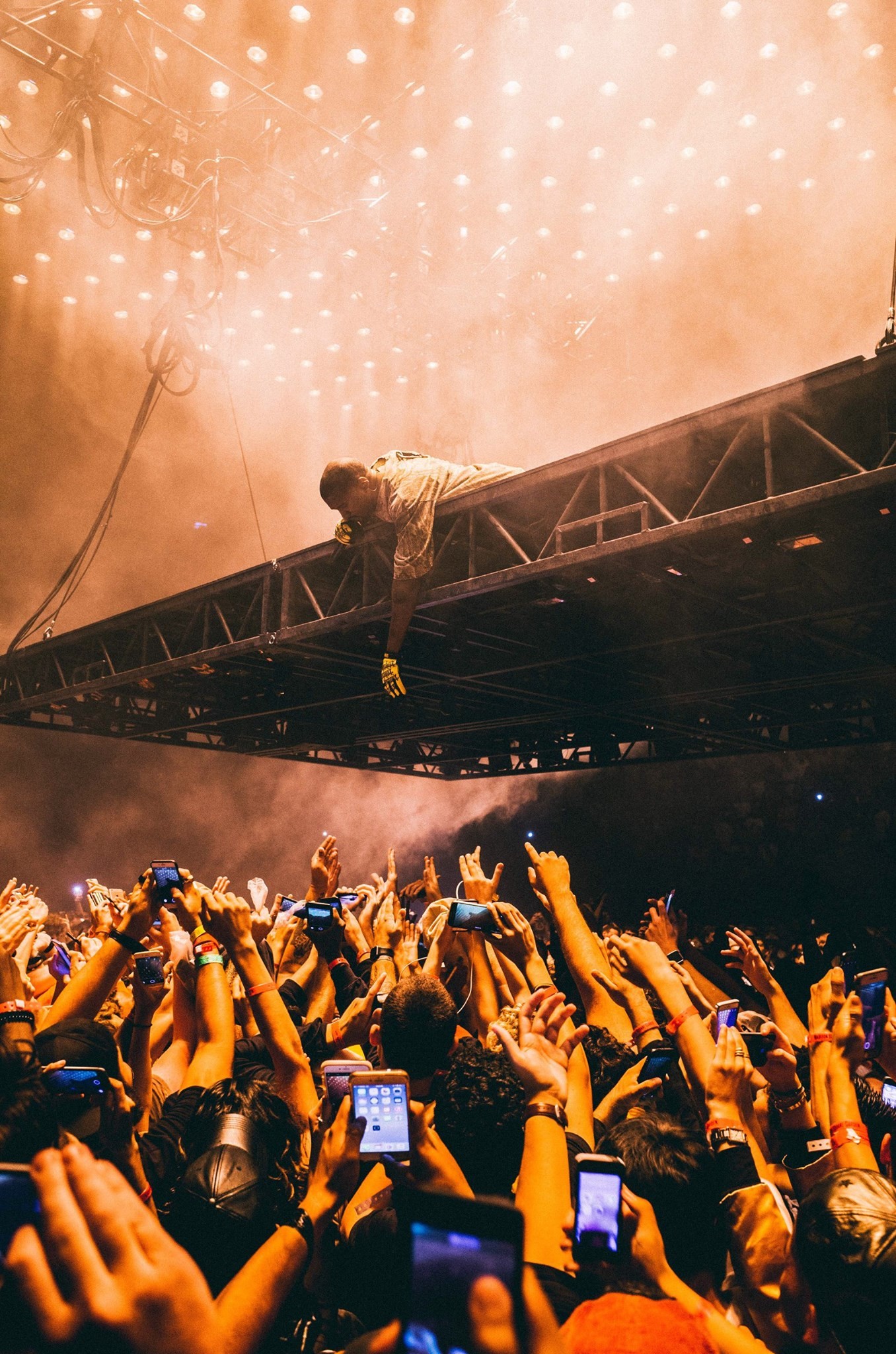 sfondi per iphone di kanye,prestazione,folla,palcoscenico,concerto rock,concerto