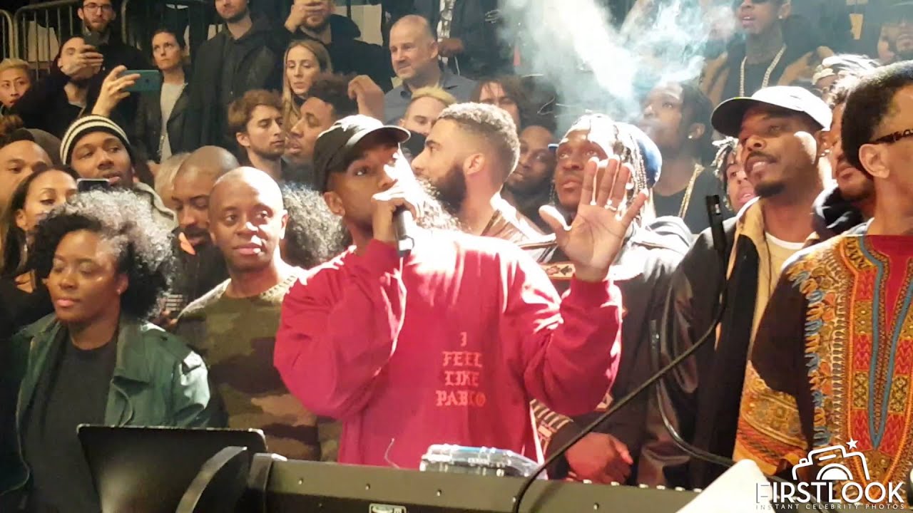 kanye alzi la carta da parati,persone,folla,evento,prodotto,pubblico