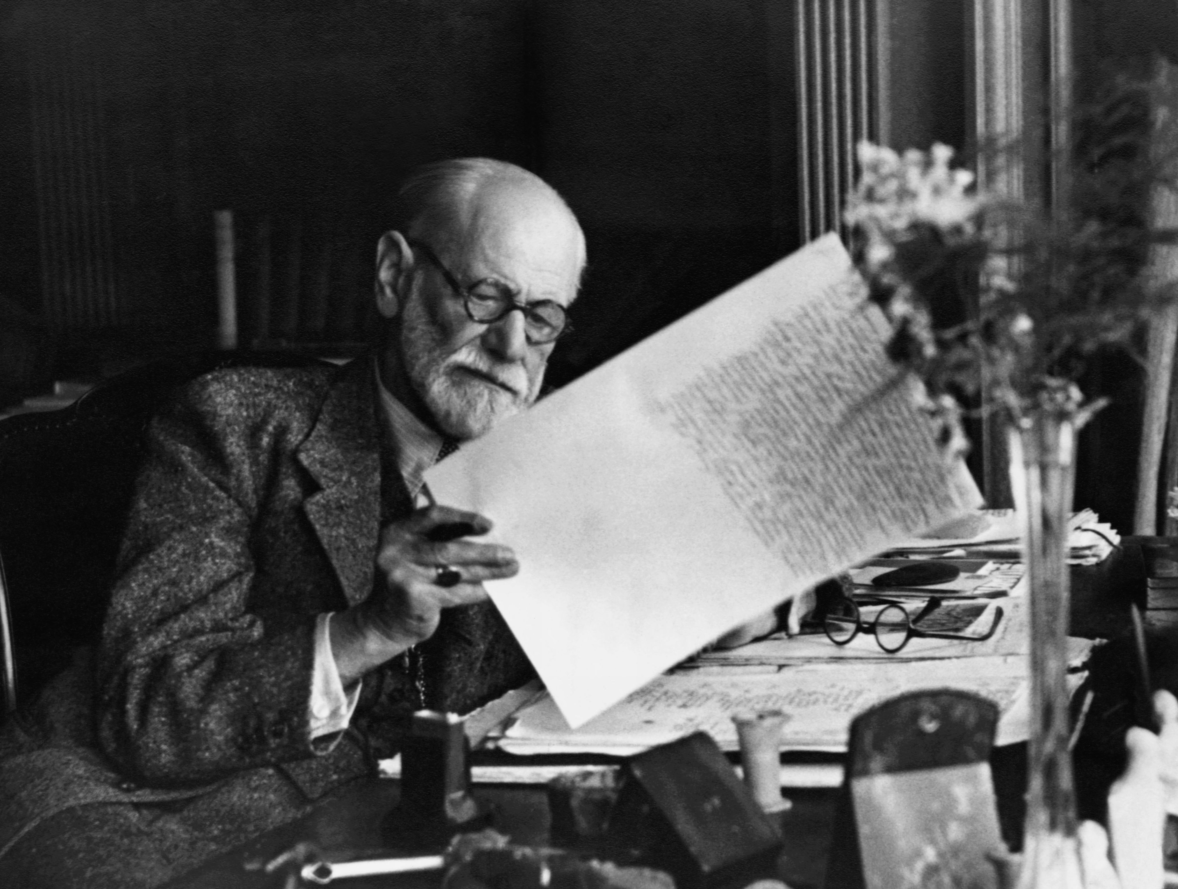 freud wallpaper,office equipment,typewriter,composer,writing,artist