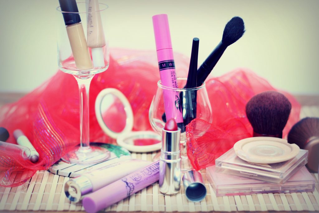 kit de papel tapiz,rosado,belleza,lápiz labial,cepillo,productos cosméticos