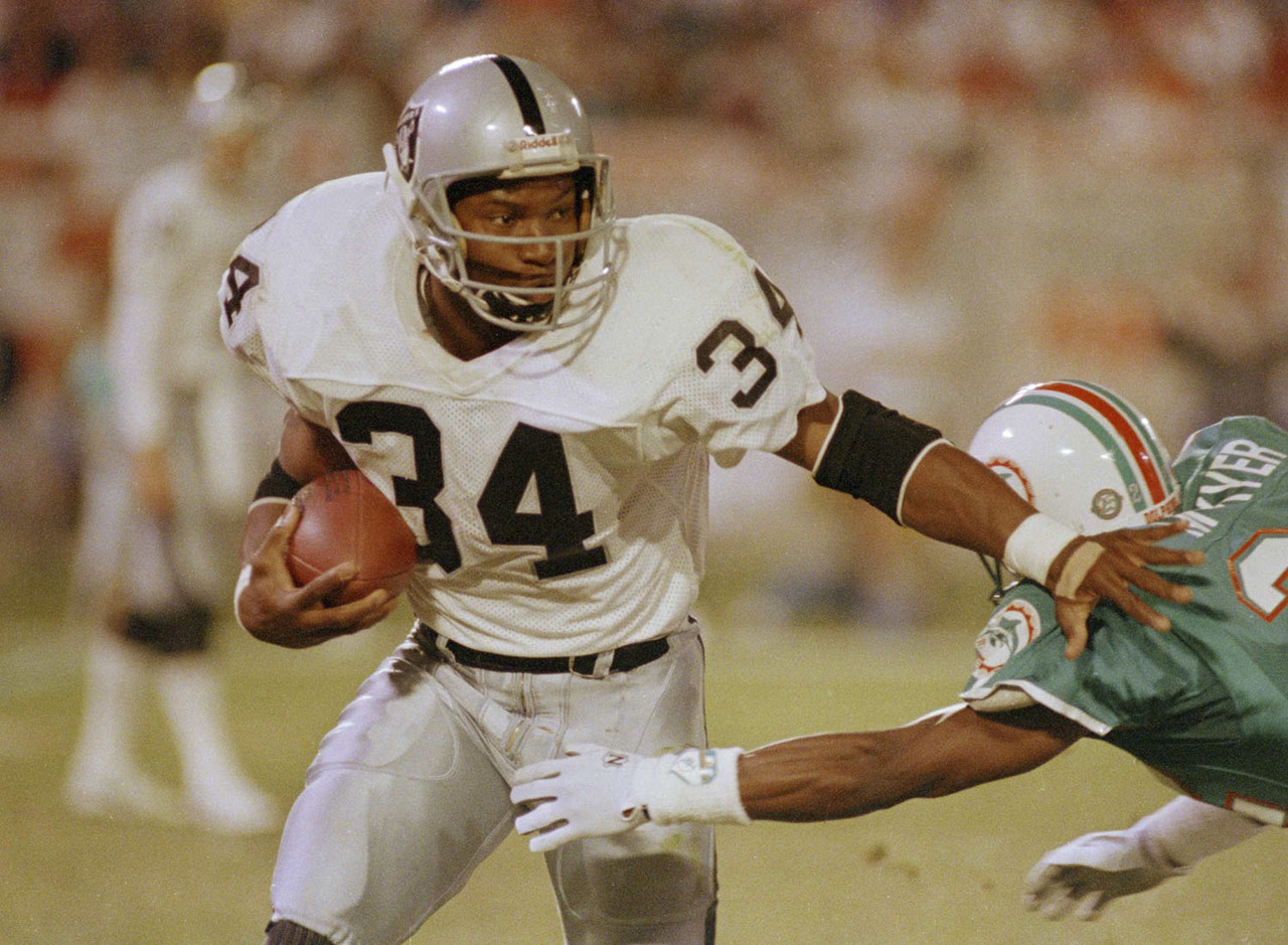 bo jackson wallpaper,player,sports gear,sports,helmet,gridiron football