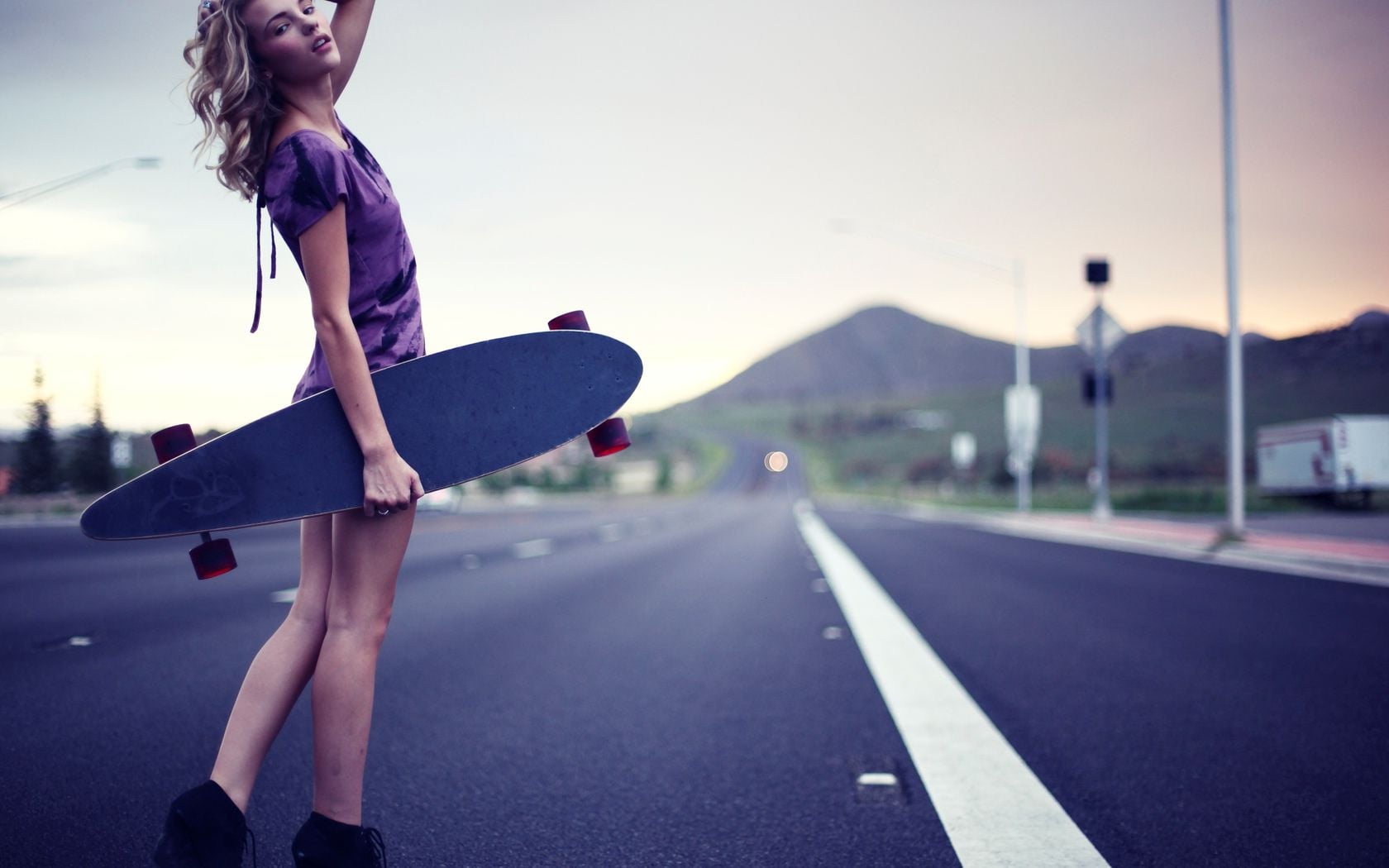 ragazza skateboard wallpaper,cielo,bellezza,rosa,longboard,moda