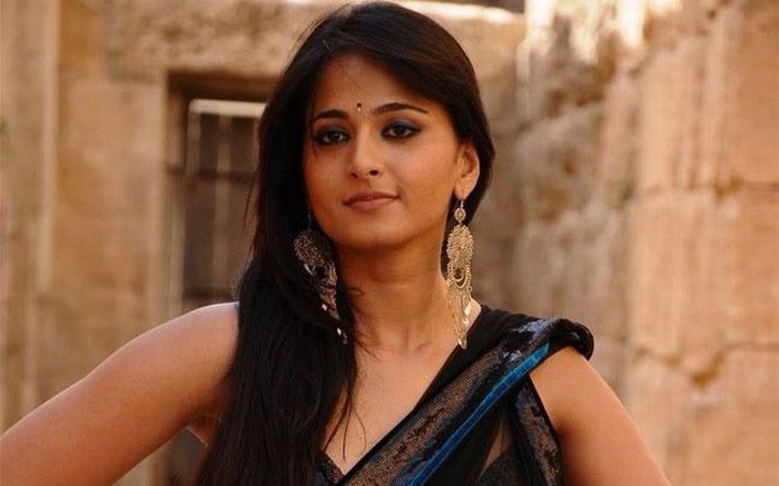 anushka shetty hot hd wallpaper,addome,capelli neri,tronco,fotografia,sari