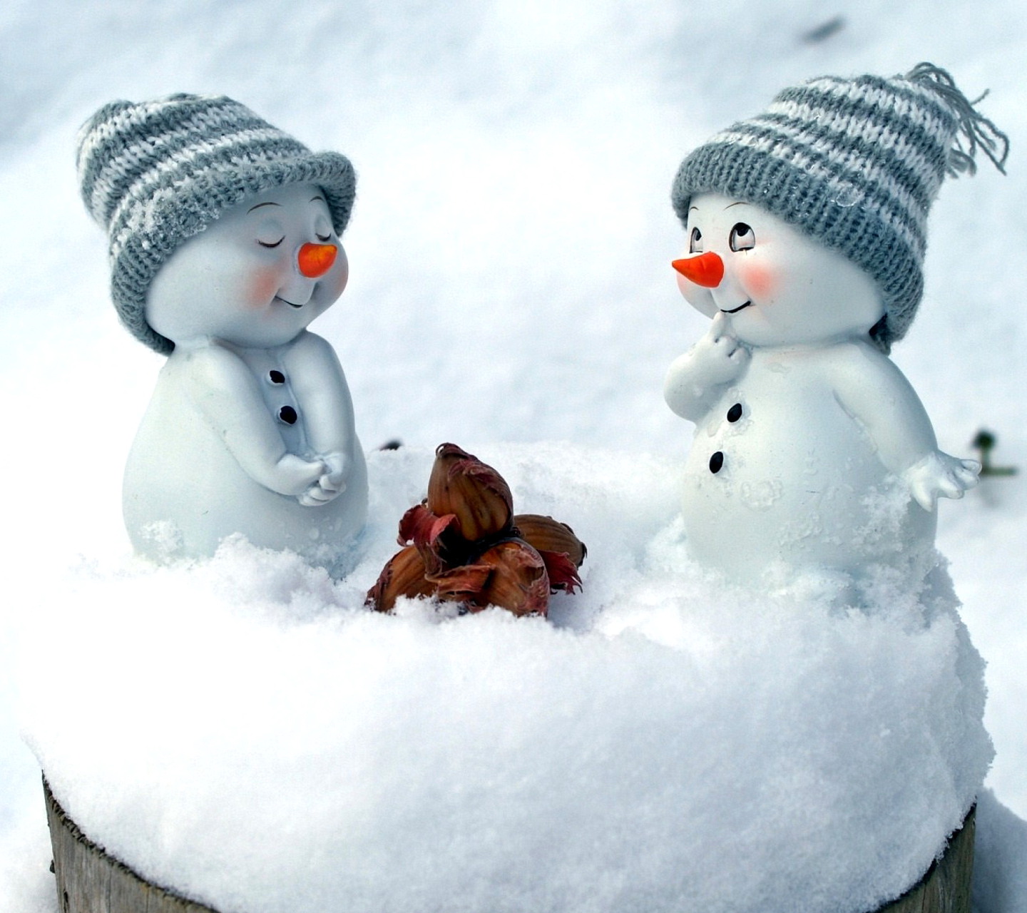 cute snowman wallpaper,snowman,snow,freezing,winter,playing in the snow