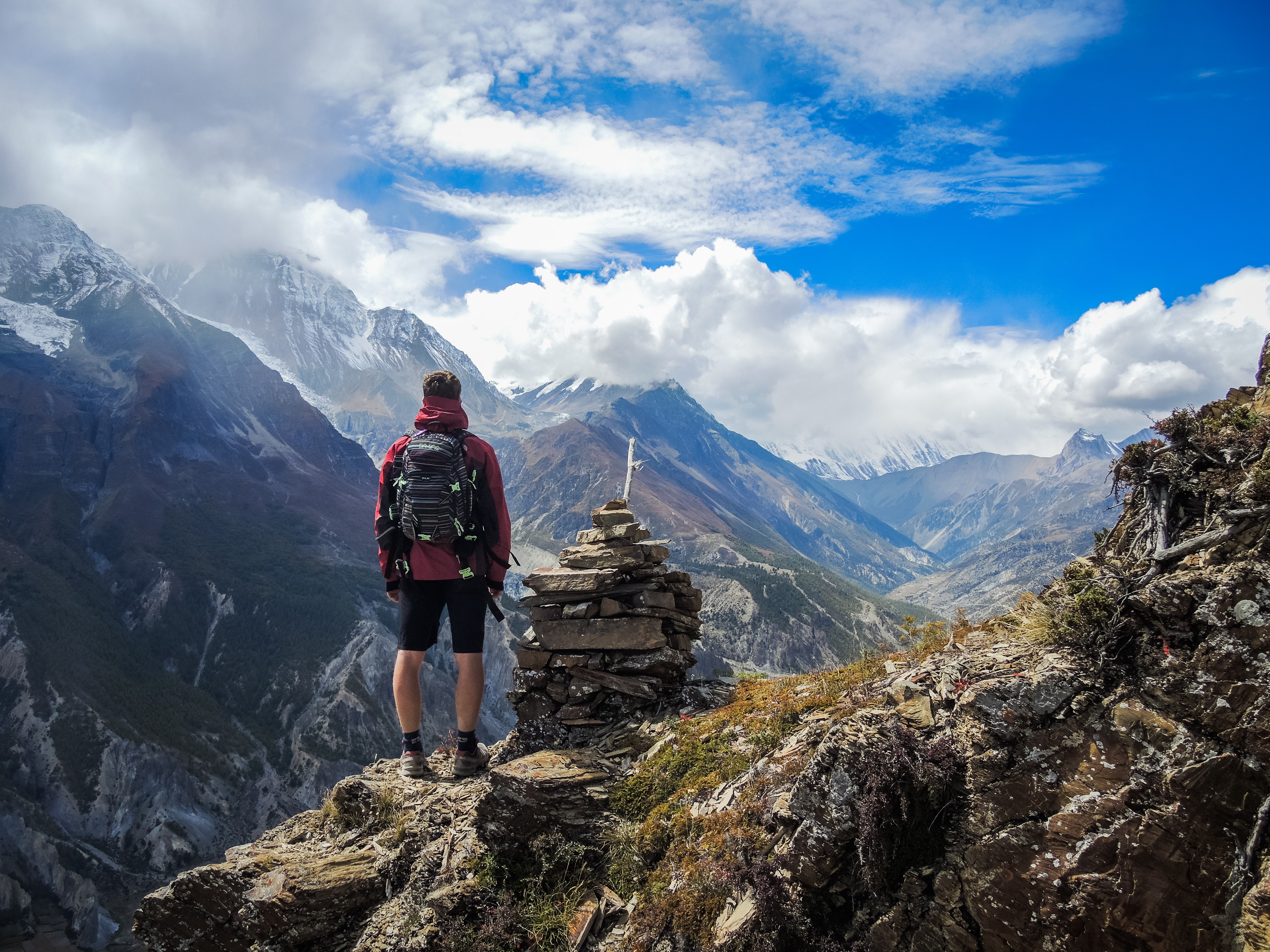 fond d'écran voyageur,montagne,chaîne de montagnes,crête,aventure,sac à dos