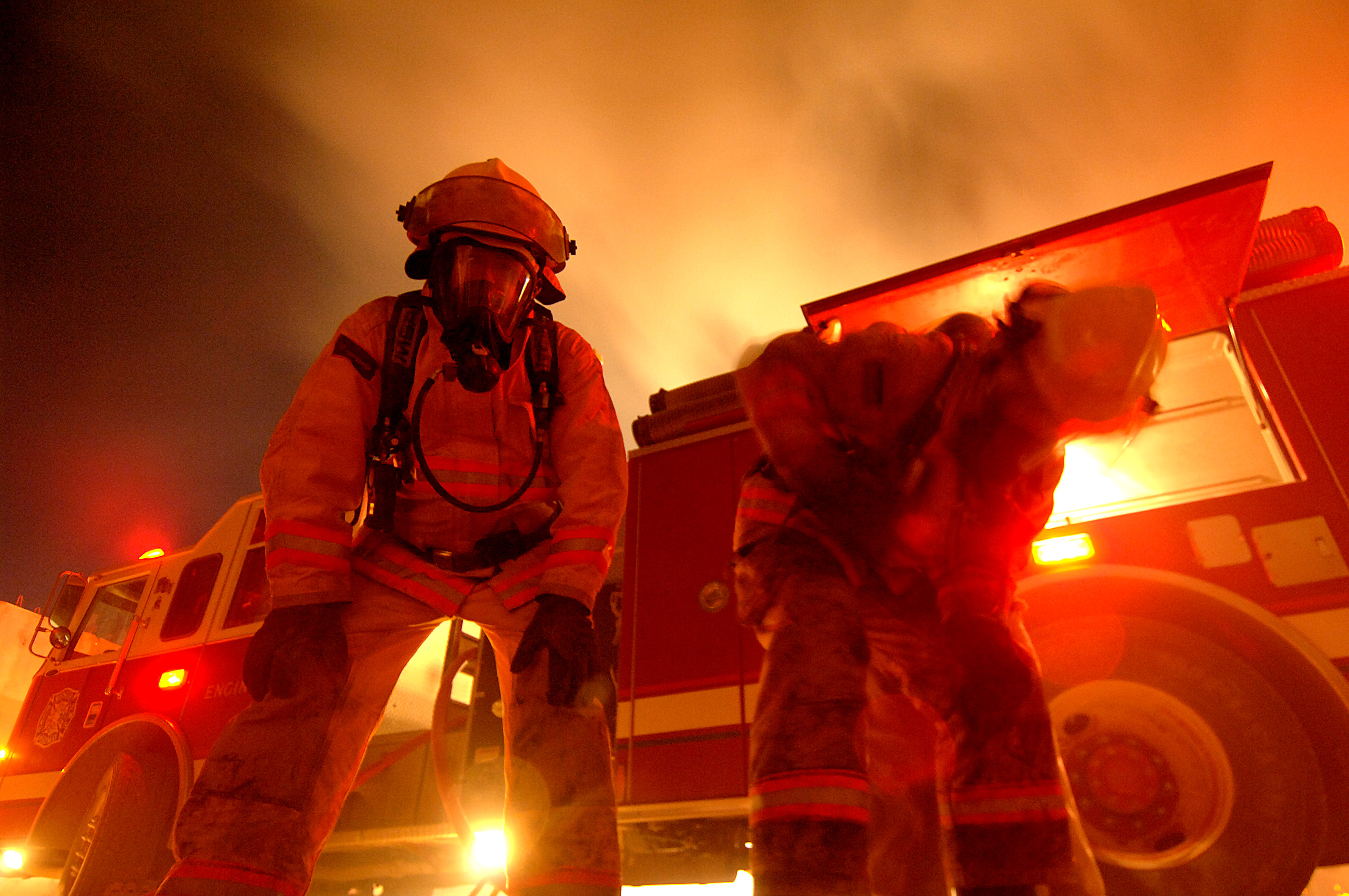 feuerwehrmann tapete,feuerwehrmann,notfall,feuerwehr,notdienst,feuer