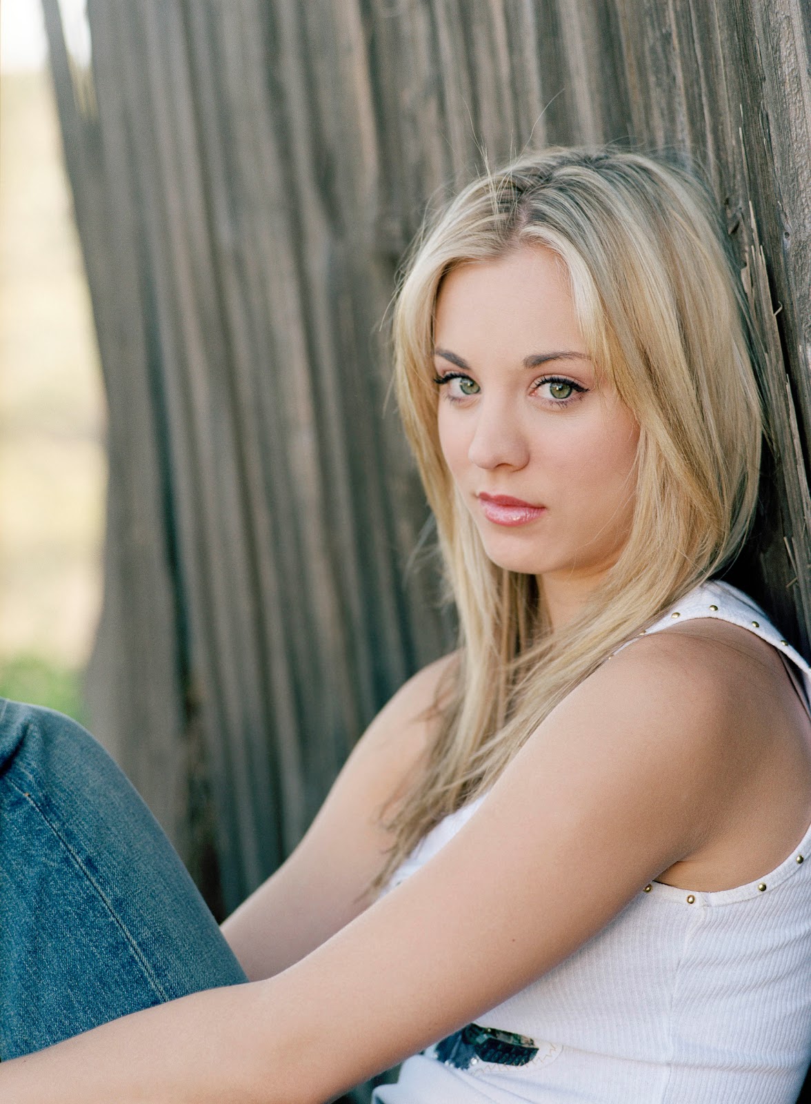 kaley cuoco wallpaper,hair,blond,hairstyle,beauty,chin