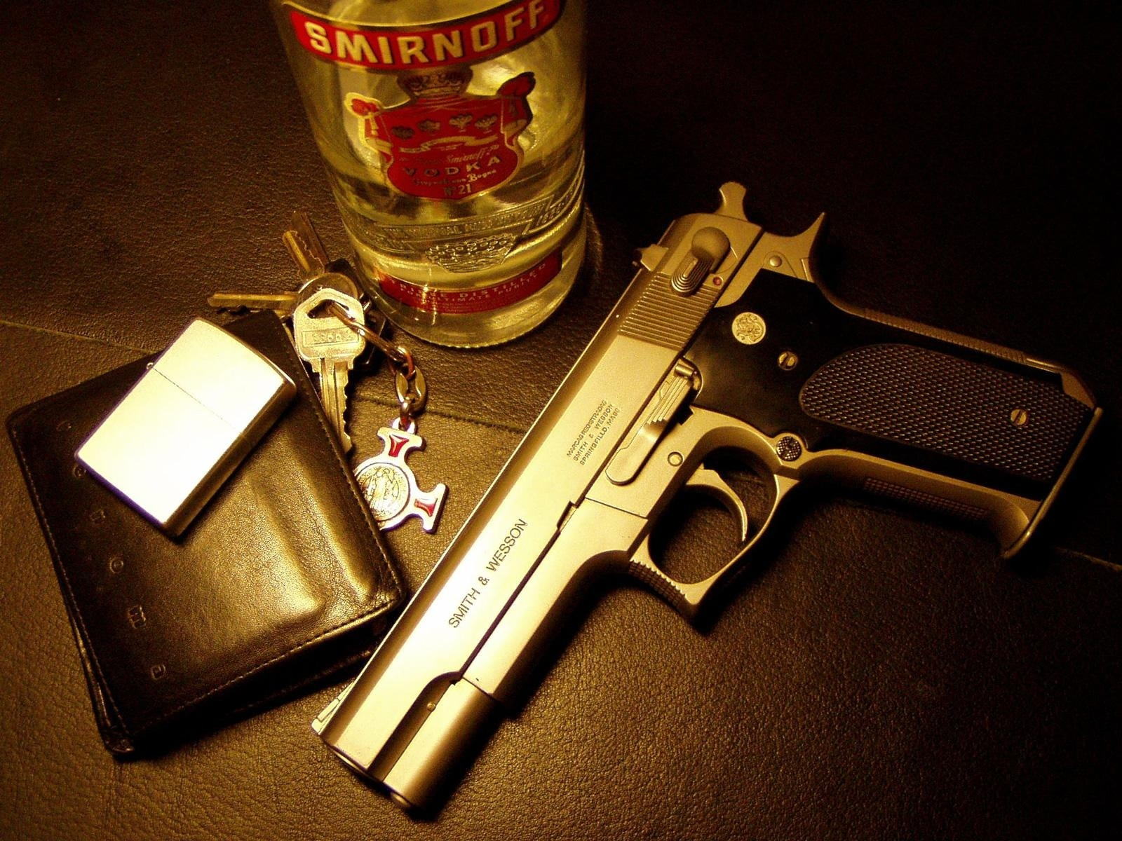 fondo de pantalla de pistola de oro,arma de fuego,pistola,desencadenar,cerveza,alcohol