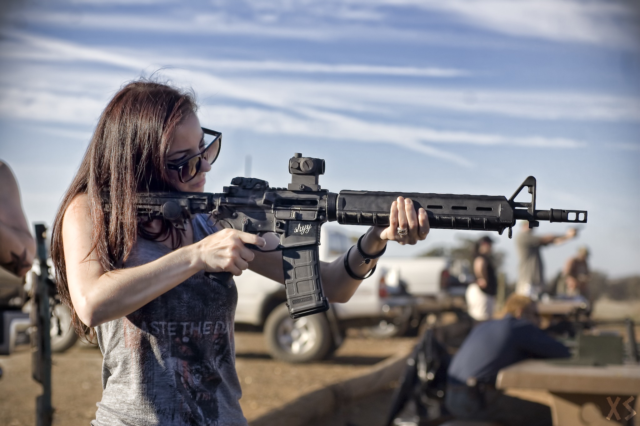 銃の壁紙を持つ少女,銃,銃器,撮影,射撃スポーツ,エアソフトガン