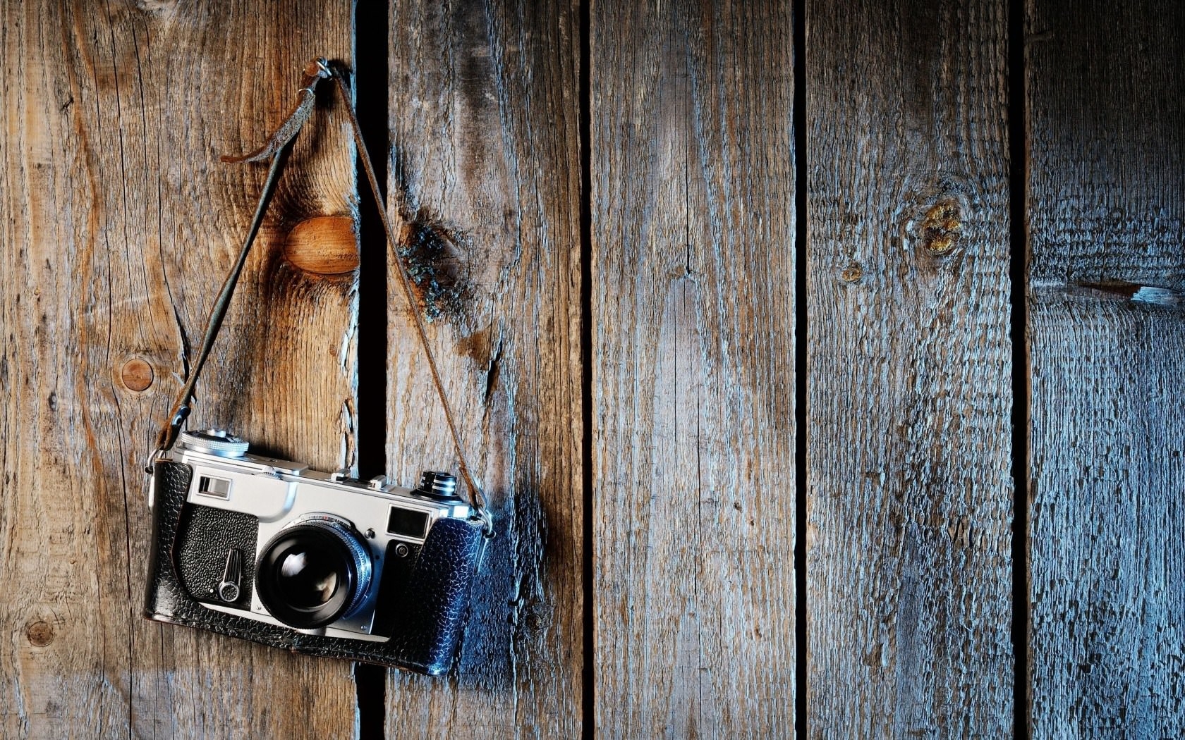 vintage kamera wallpaper,holz,wand,stillleben fotografie,fotografie,tür