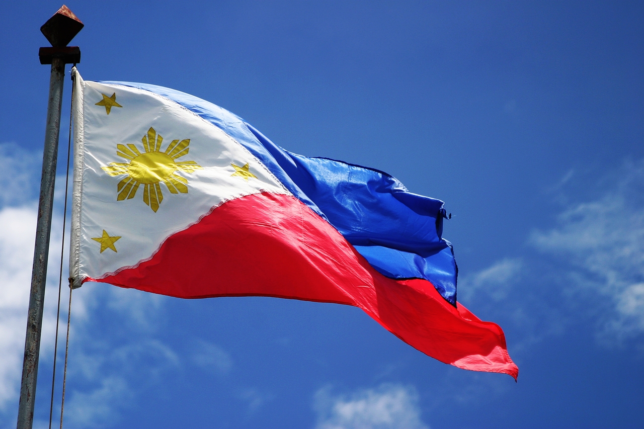 필리핀 국기 배경 hd,깃발,하늘,푸른,빨간,구름