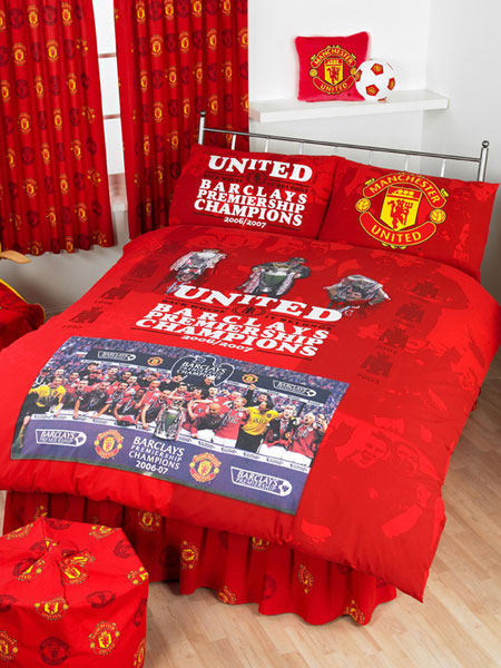 fondo de pantalla de manchester united para dormitorio,rojo,sábana,textil,funda de edredón,ropa de cama
