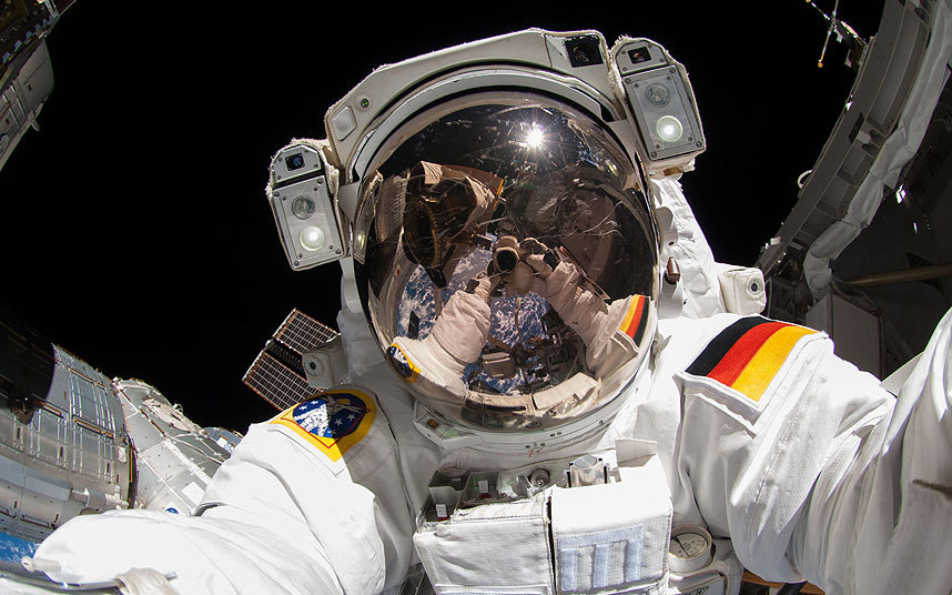 selfie wallpaper,astronaut,platz,helm,raumfahrttechnik,persönliche schutzausrüstung