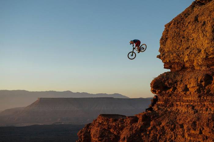 bicicleta de pantalla en vivo,deporte extremo,bicicleta,bicicleta de montaña,vehículo,ciclismo de montaña cuesta abajo