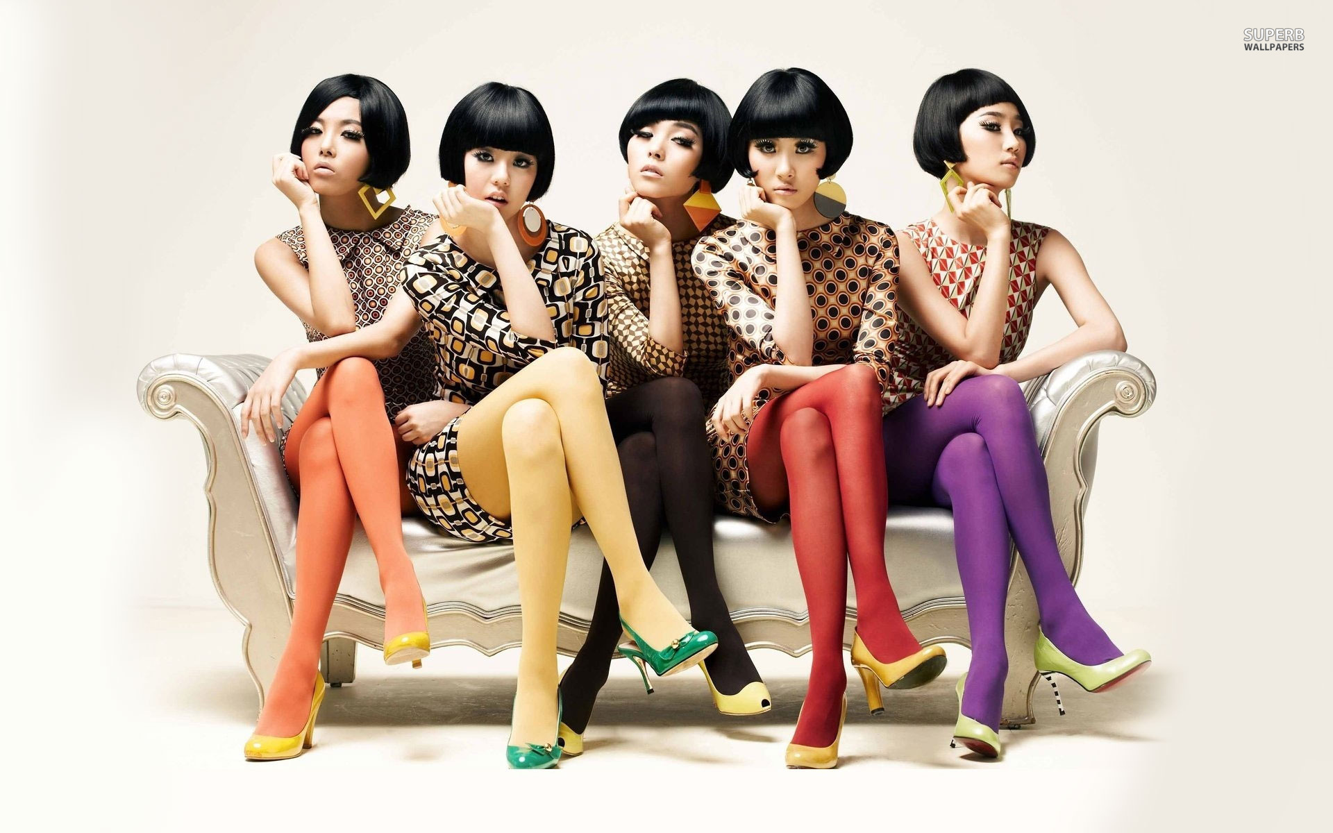 fondo de pantalla de grupo de chicas,sentado,moda,divertido,cabello negro,fotografía